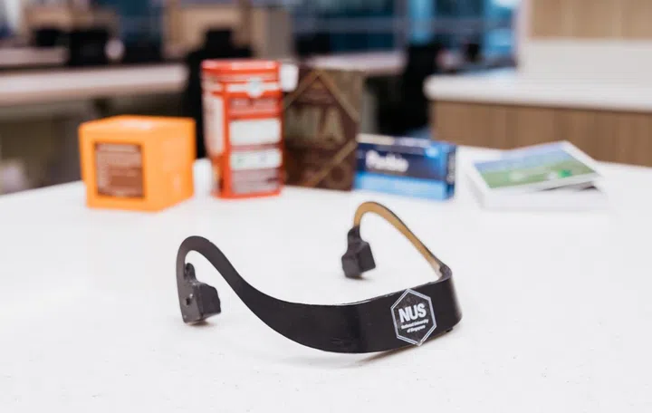 AiSee: The AI-powered ‘eye’ for visually impaired people to ‘see’ objects around them.
Image source: National University of Singapore