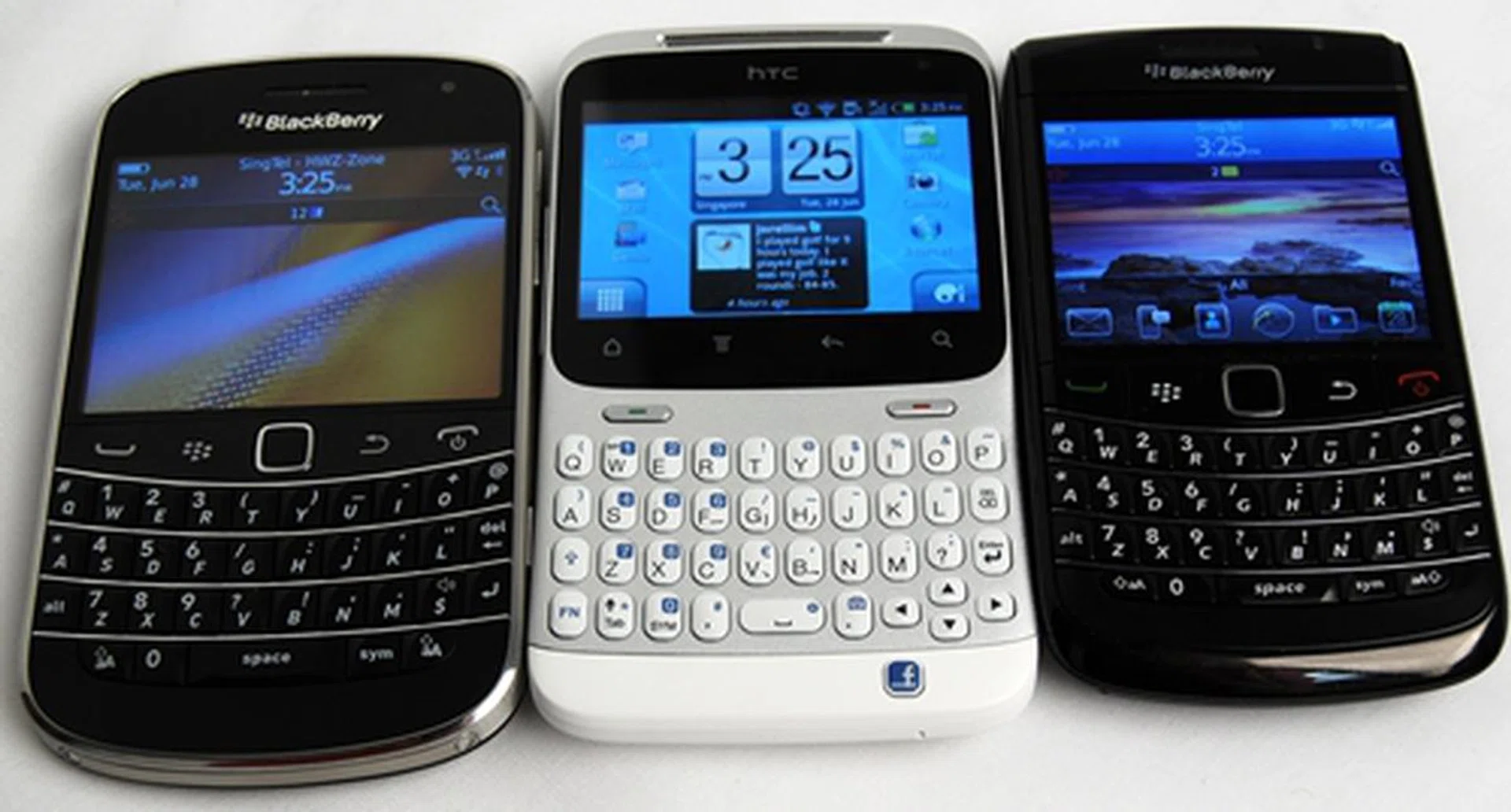 Pictured here are the upcoming BlackBerry Bold 9900 (left), HTC ChaCha (center) and BlackBerry Bold 9780. You can see that the buttons on the HTC ChaCha are indeed spaced wider than those on the BlackBerry phones.