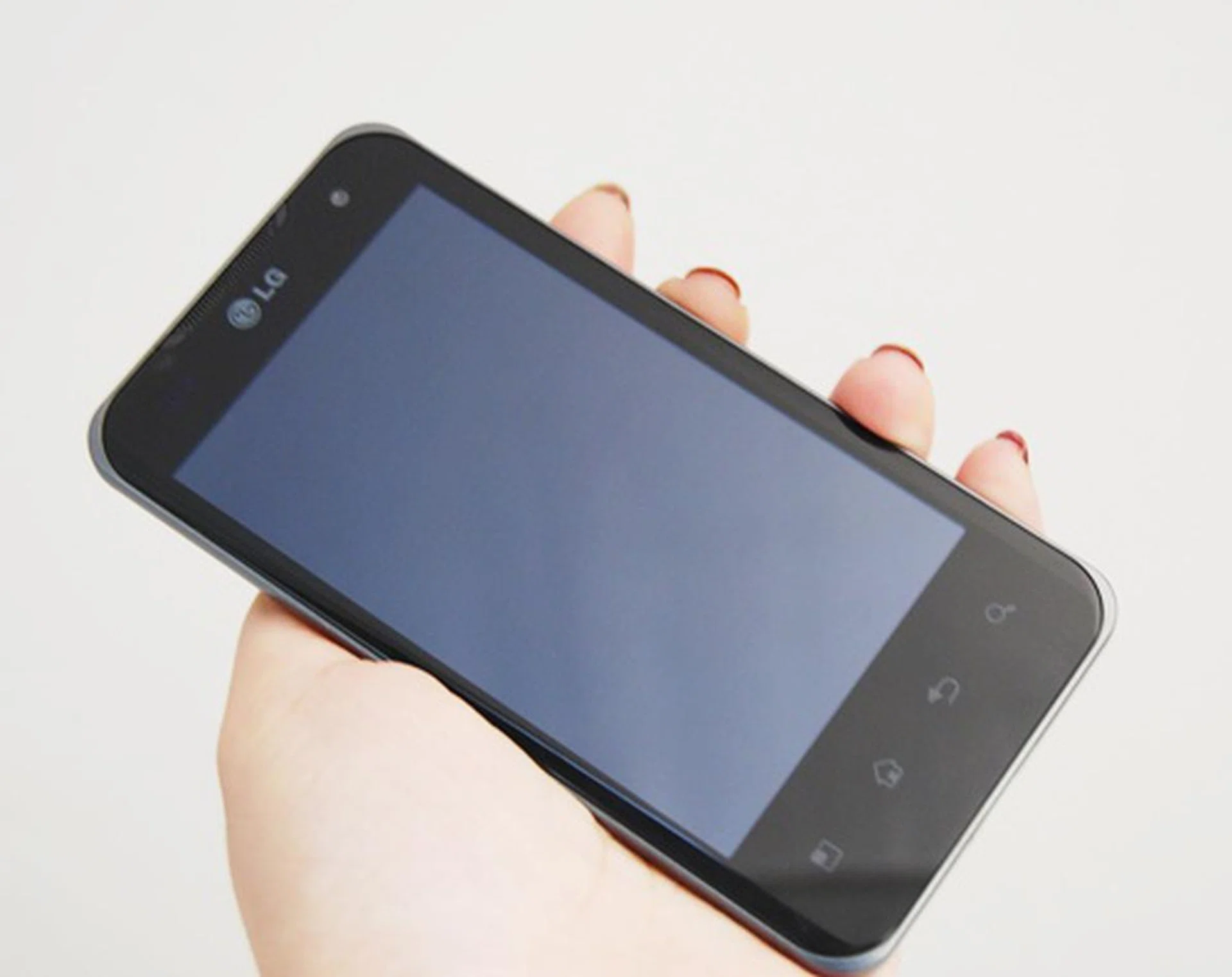 The front is almost entirely covered with a glass panel, which undeniably adds class to the phone's design but also makes it easy to be smudged by fingerprints. We definitely advise users to get screen protectors to protect it from both grease and scratches.