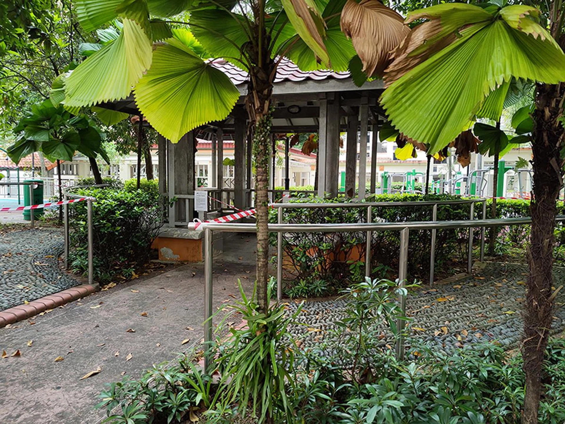 We experimented with how the Find X2 Pro's camera handle greatly contrasting lighting situations - the inside of the pavillion is low-light, while its surroundings are lit by the evening sun.