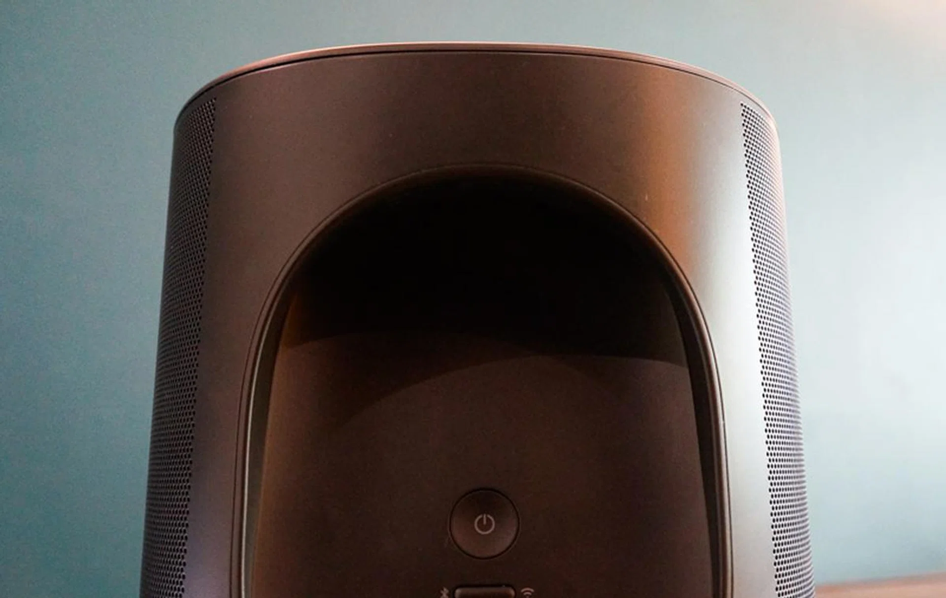 The rear of the speaker is designed like a handle so you can pick it up.