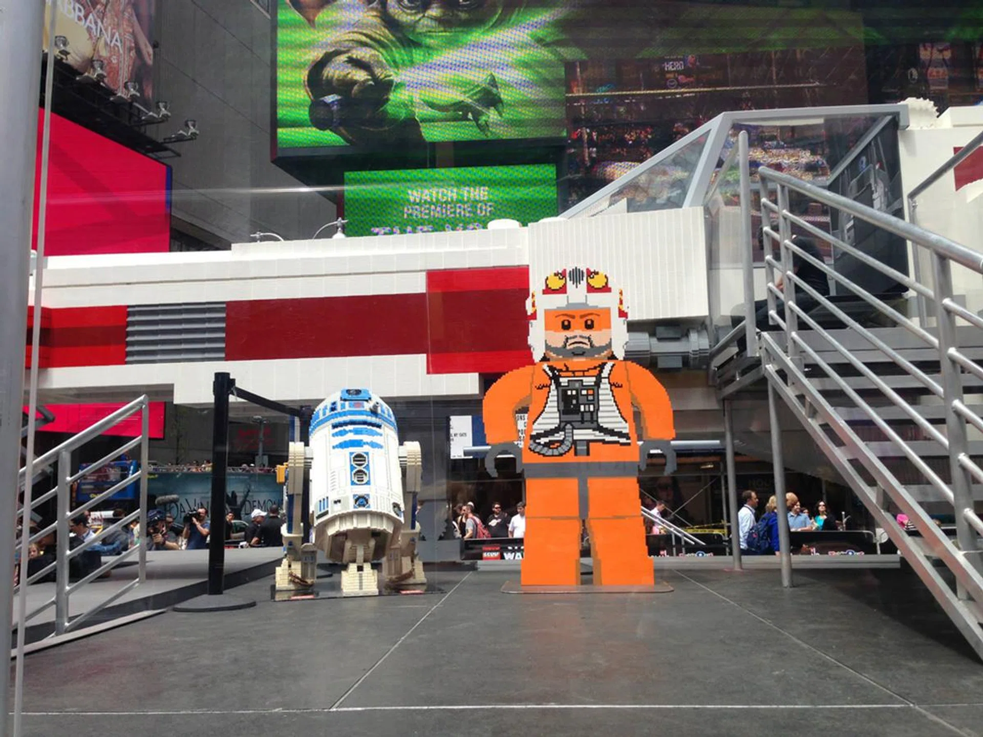 It's not just the X-wing that's impressive - that R2D2 seems quite neat too.