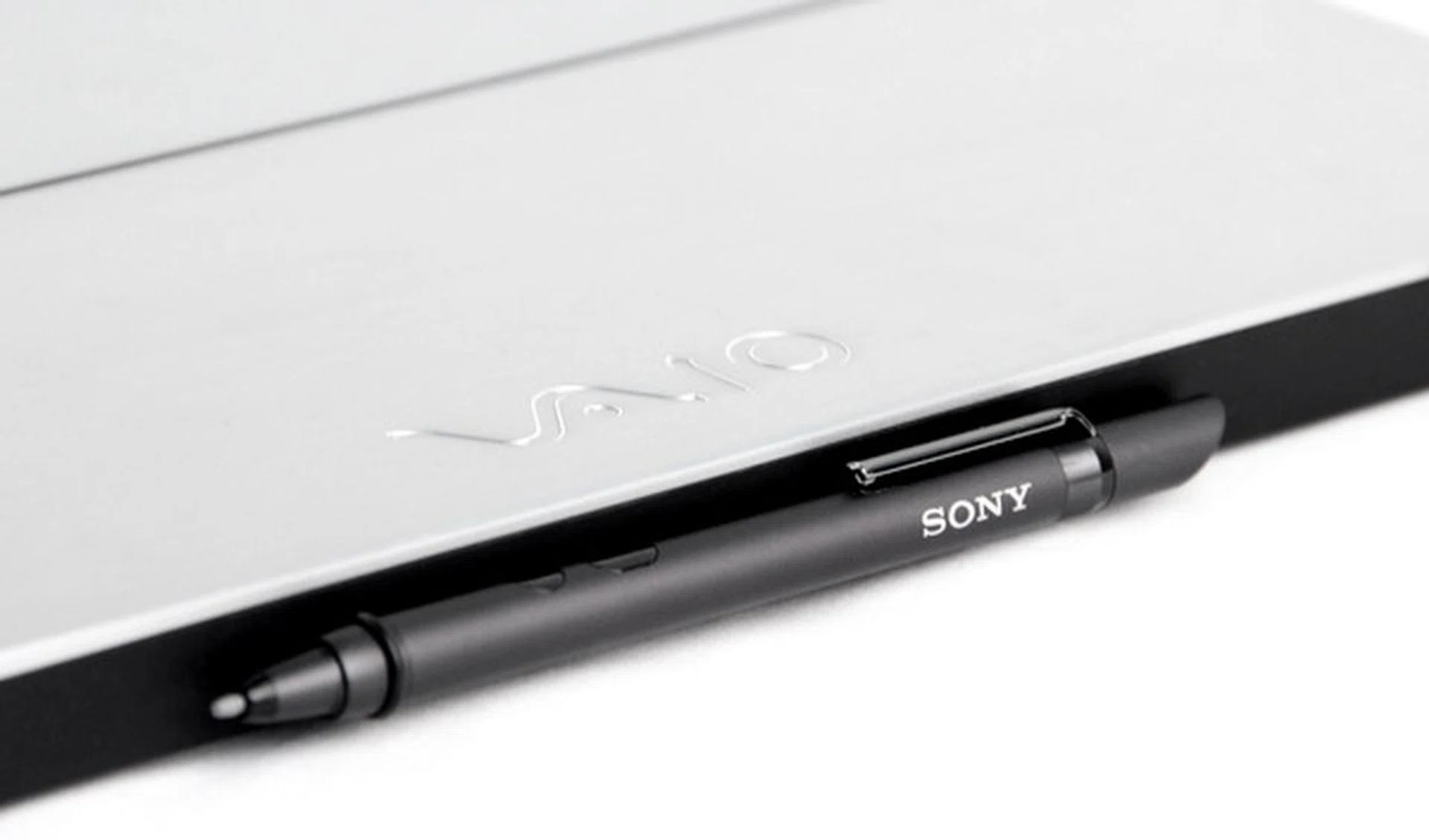 At the back of the machine are magnets that can hold the included digitizer. 