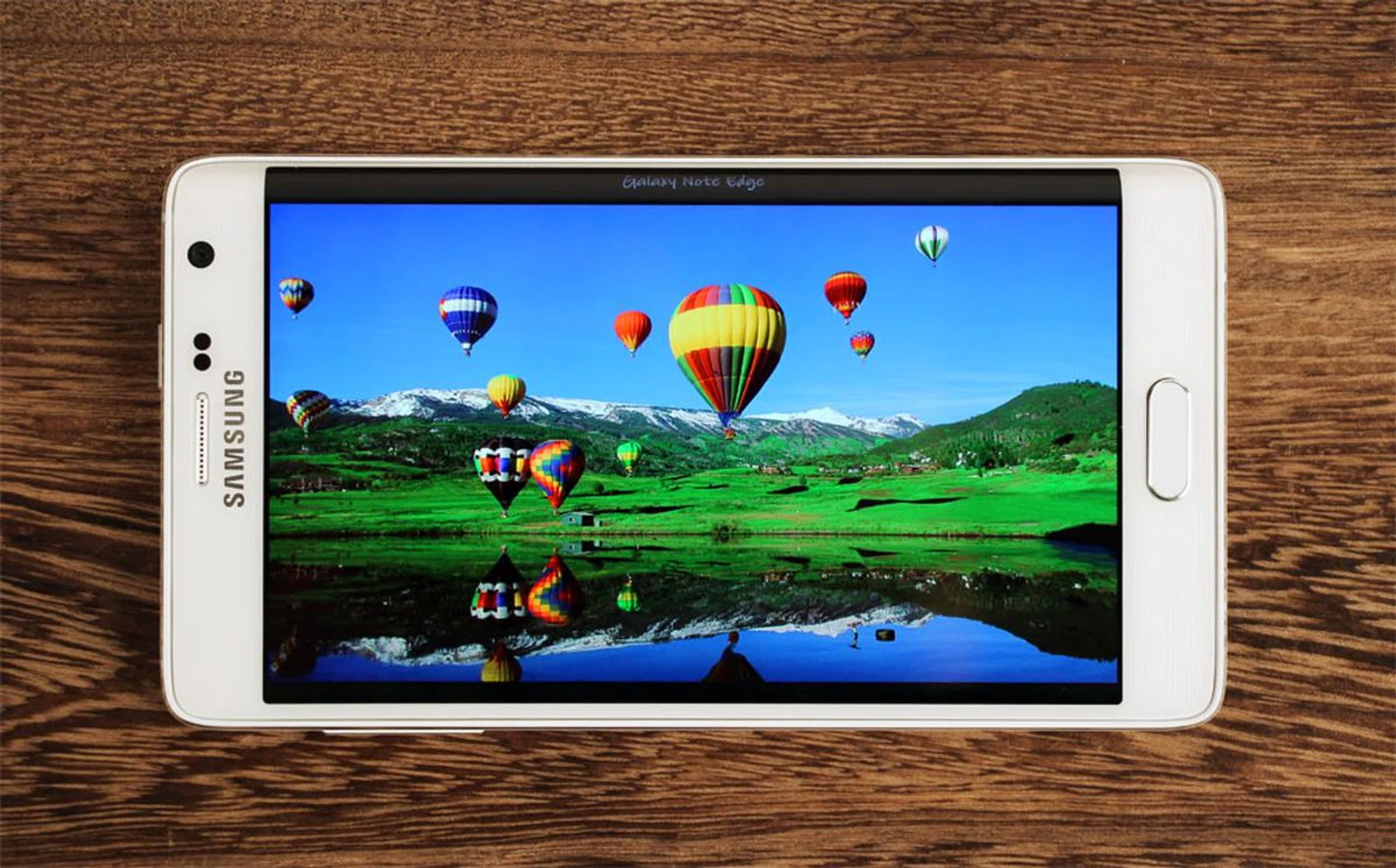 The Note Edge is fitted with a gorgeous Super AMOLED display.