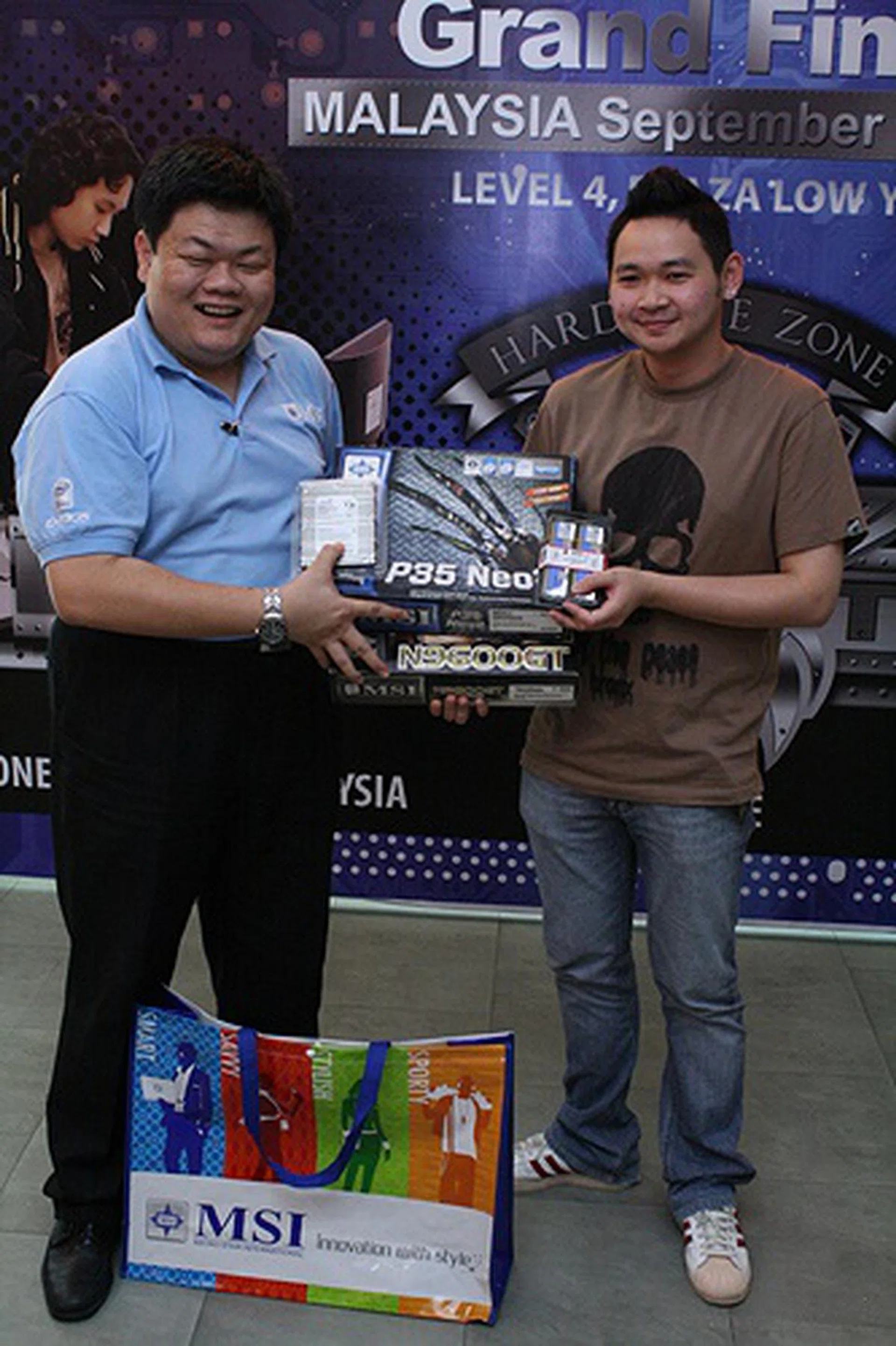  Soon of MSI Malaysia handing Sup3rfly his second place prizes.  