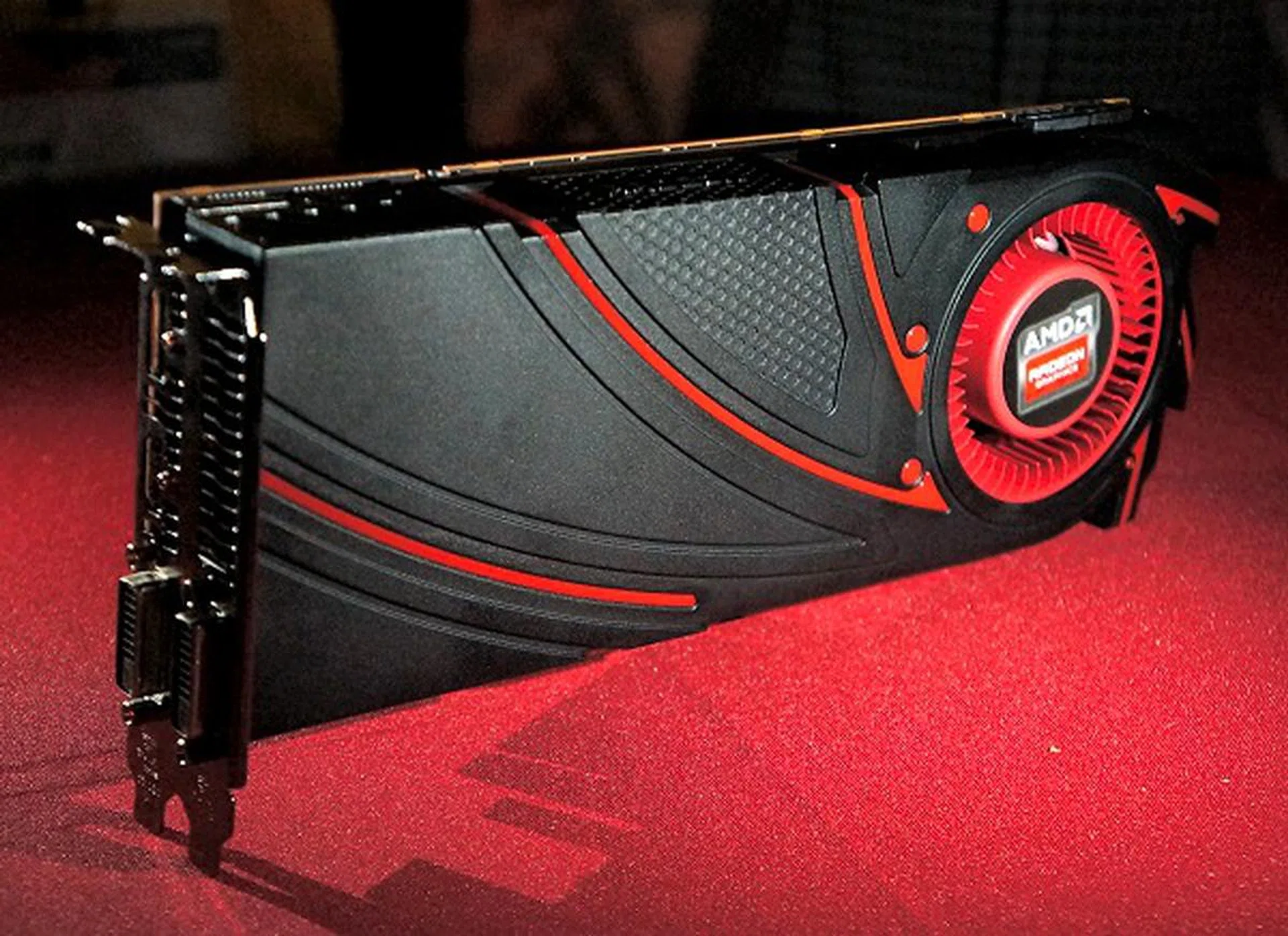 Here she is in all its glory, the heir to the "Tahiti" based Radeon HD 7970, This graphics card will boast the "Hawaii" based R9 290X GPU and is just as large as any other top-tier discrete graphics card.