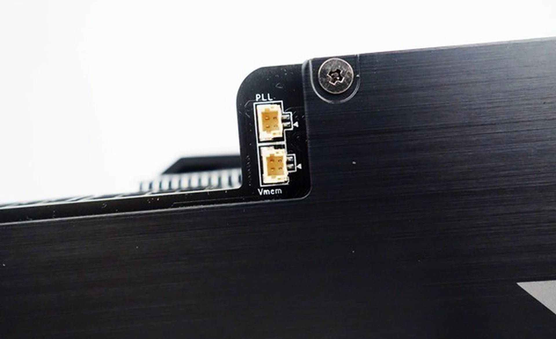 The VGA hotwire connectors of the PLL and the video memory modules. The third connector (not shown here), meant for the R9 290X GPU core, is also located at the rear of the card, near the bottom edge of the card.