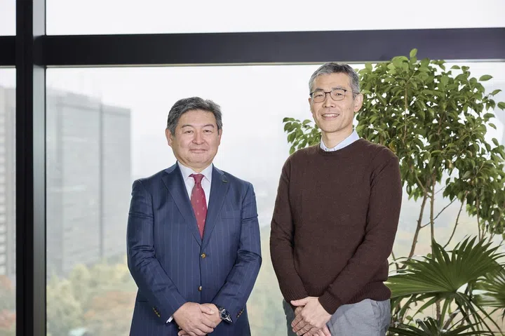 Mr Wataru Tsunoda, Manager of the Global Business Unit at Sangetsu Corporation, (pictured with Mr Kikuchi) says: “As the company looks to expand its business globally, the effective leveraging of information by management becomes crucial.” Photo: FUJIFILM Business Innovation