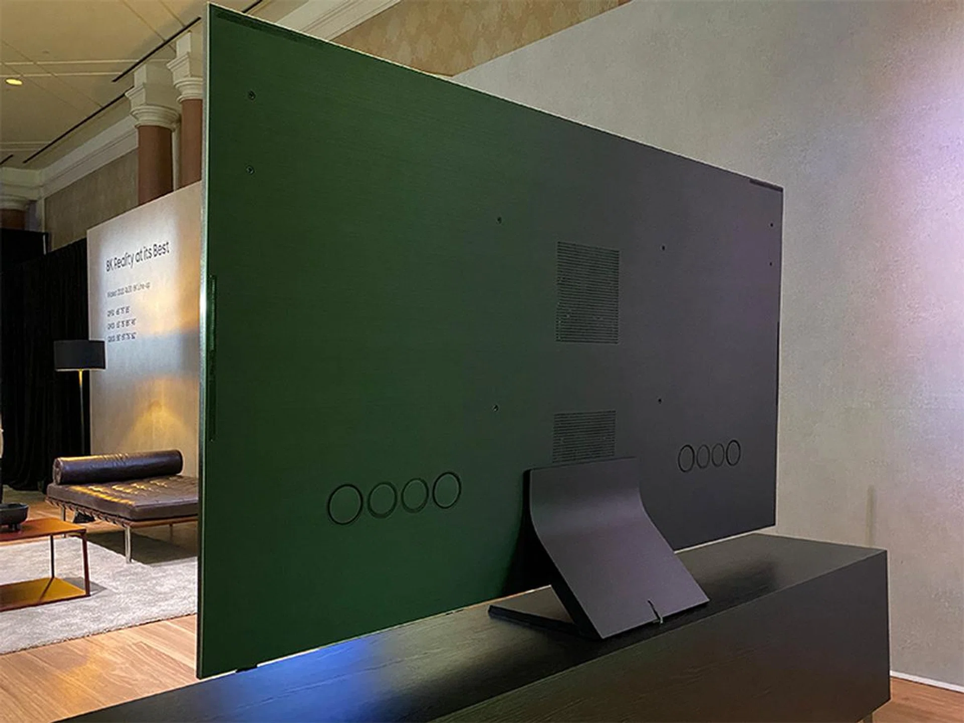 The Q950T has six speakers: two on top, two at the sides and two along the bottom. The woofers are on the back.