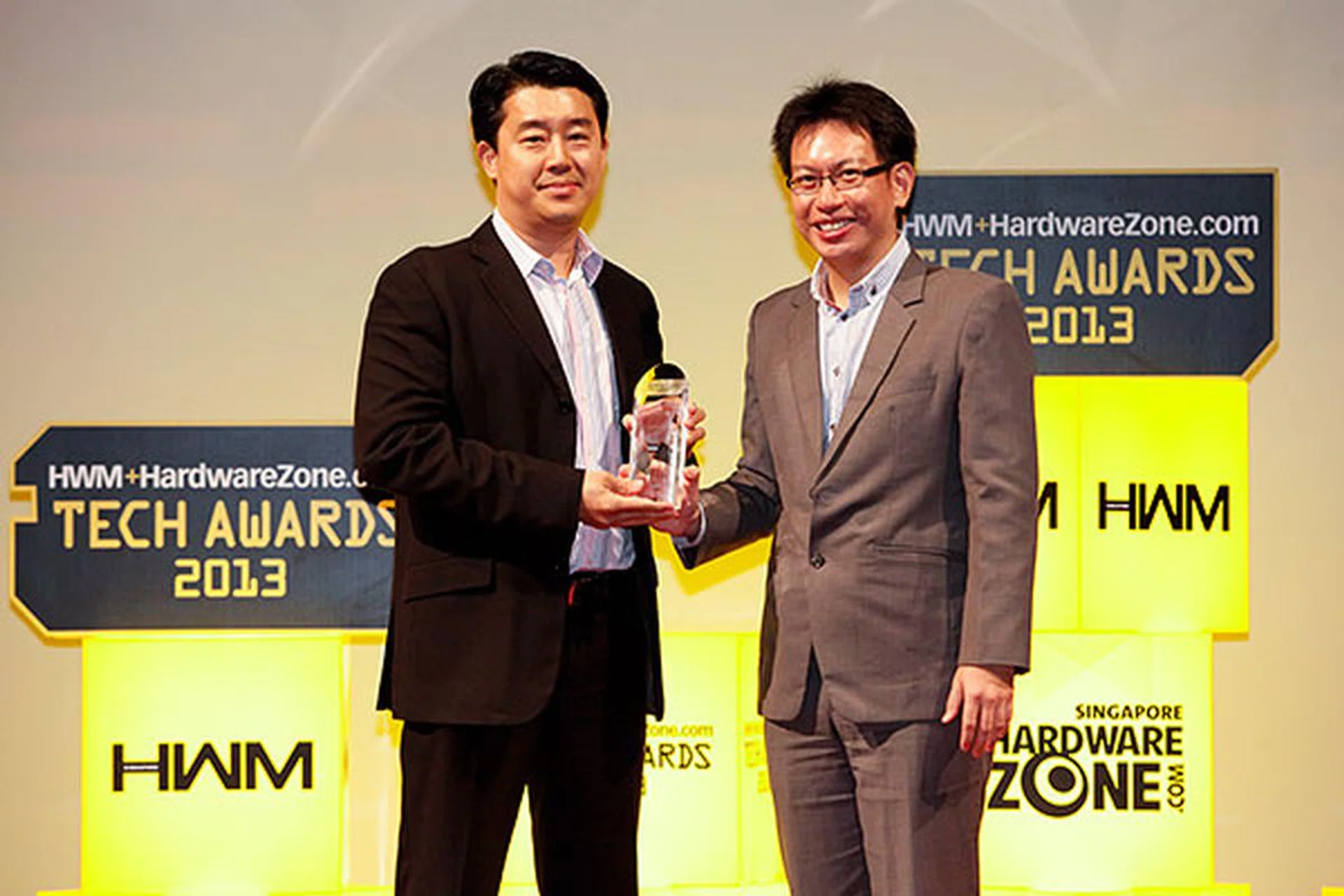 Linksys walked home with the Readers' Choice trophy for Best Wireless Networking Brand. Here's Mr Boon Ping Tang, Director, Asia Sales, Home Networking Business Unit of Cisco Systems, receiving the trophy from the hands of Mr. Eugene Low, Deputy MD of SPH Magazines.
