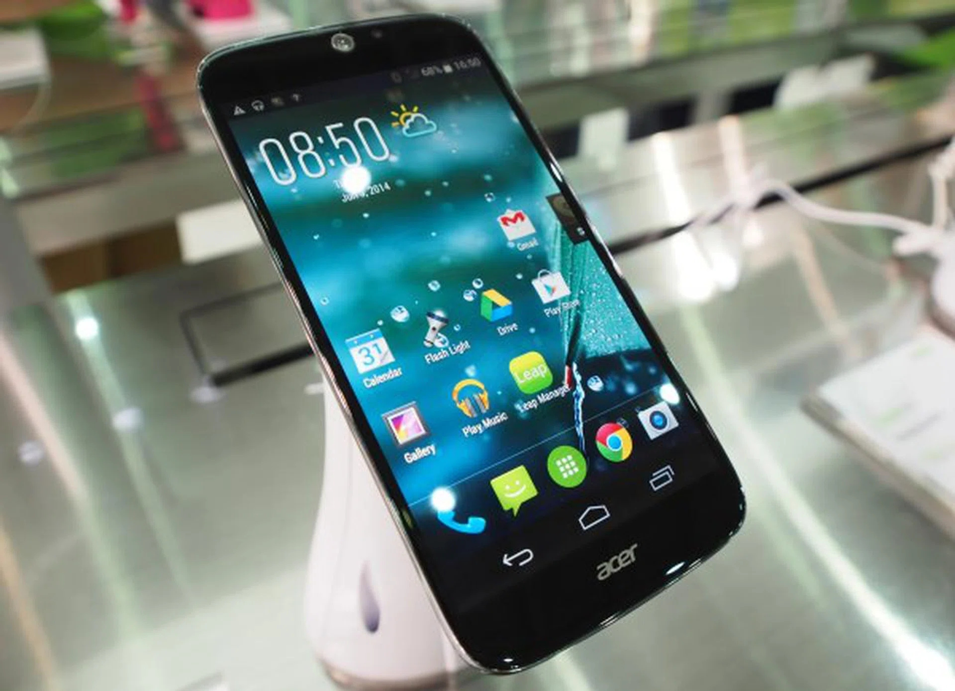 The Liquid Jade is a fully plastic phone, which feels thin, most likely to keep its weight as low as possible. The screen is remarkable vivid though.