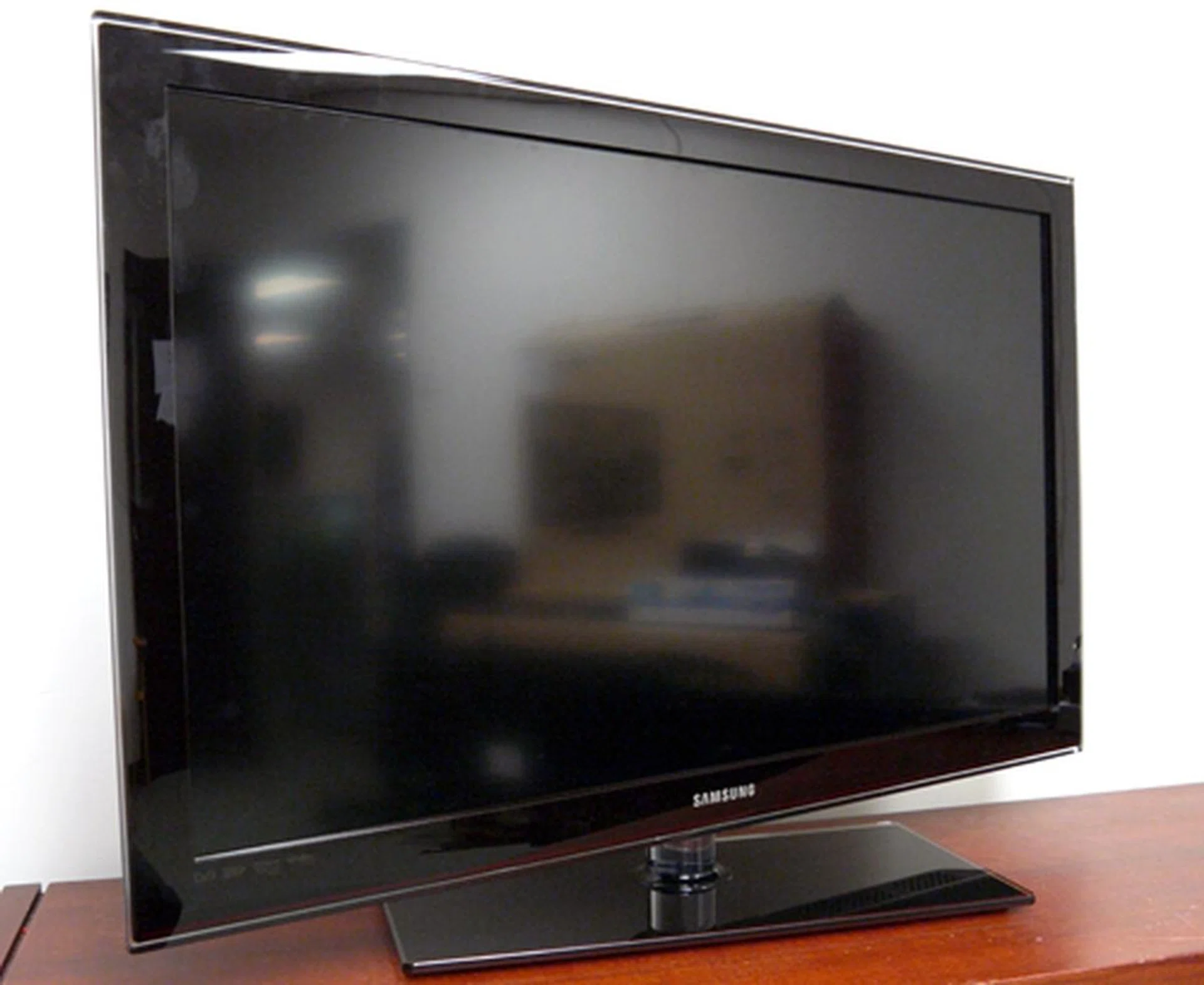 You've got to hand it to the Koreans. They know how to make a simple device look expensive. Dressed in dark crimson hues and a glass-top base, Samsung's Series 5 does stand out from the rest of the nonchalant LCD crowd. You're in luck if you abhor the new "X-shaped" stands since the C550 is using a more conventional rectangular base.