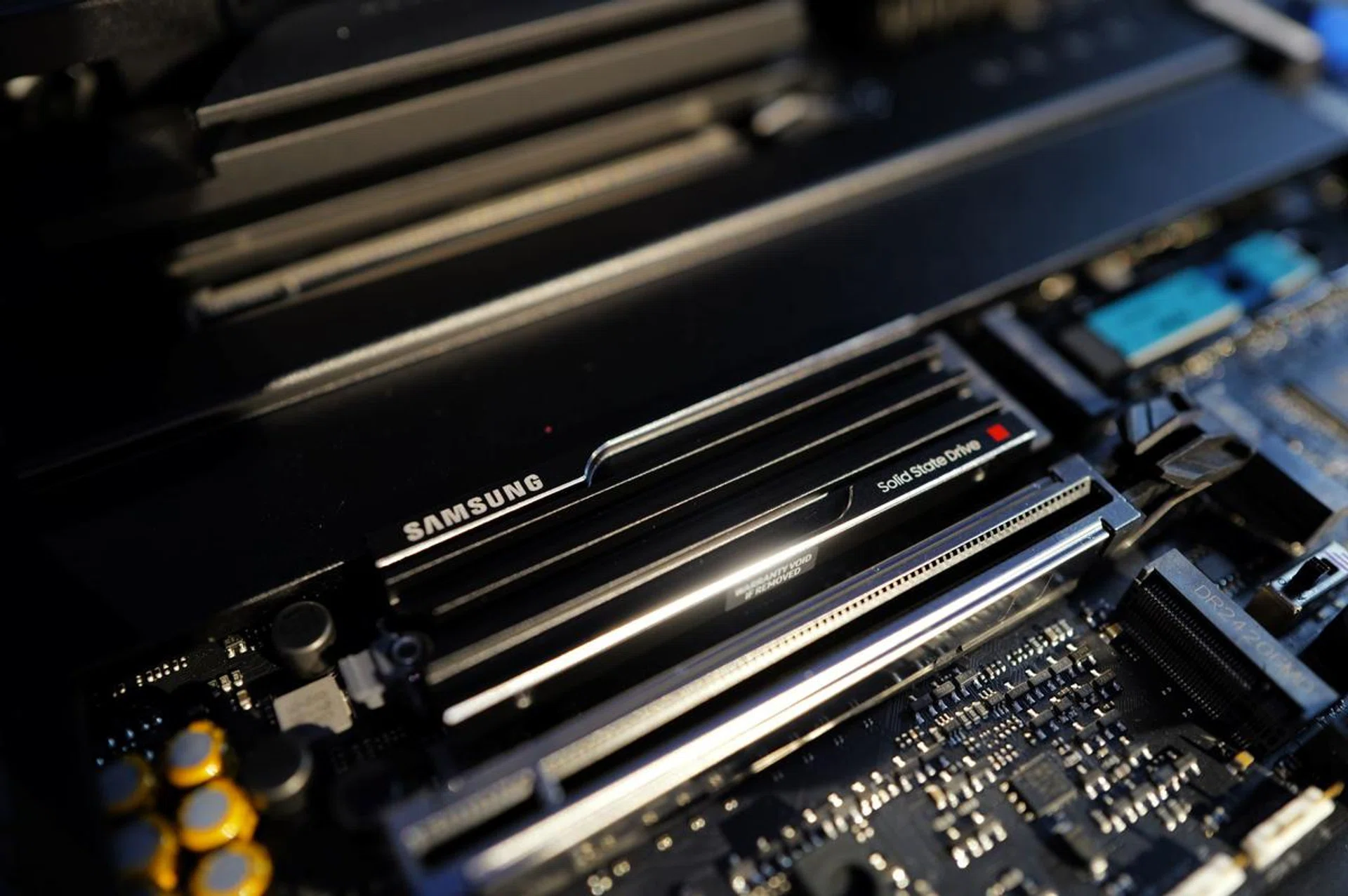 Considering the slight difference in pricings, it might make sense to go for the 9100 Pro with heatsink. Photo: HWZ