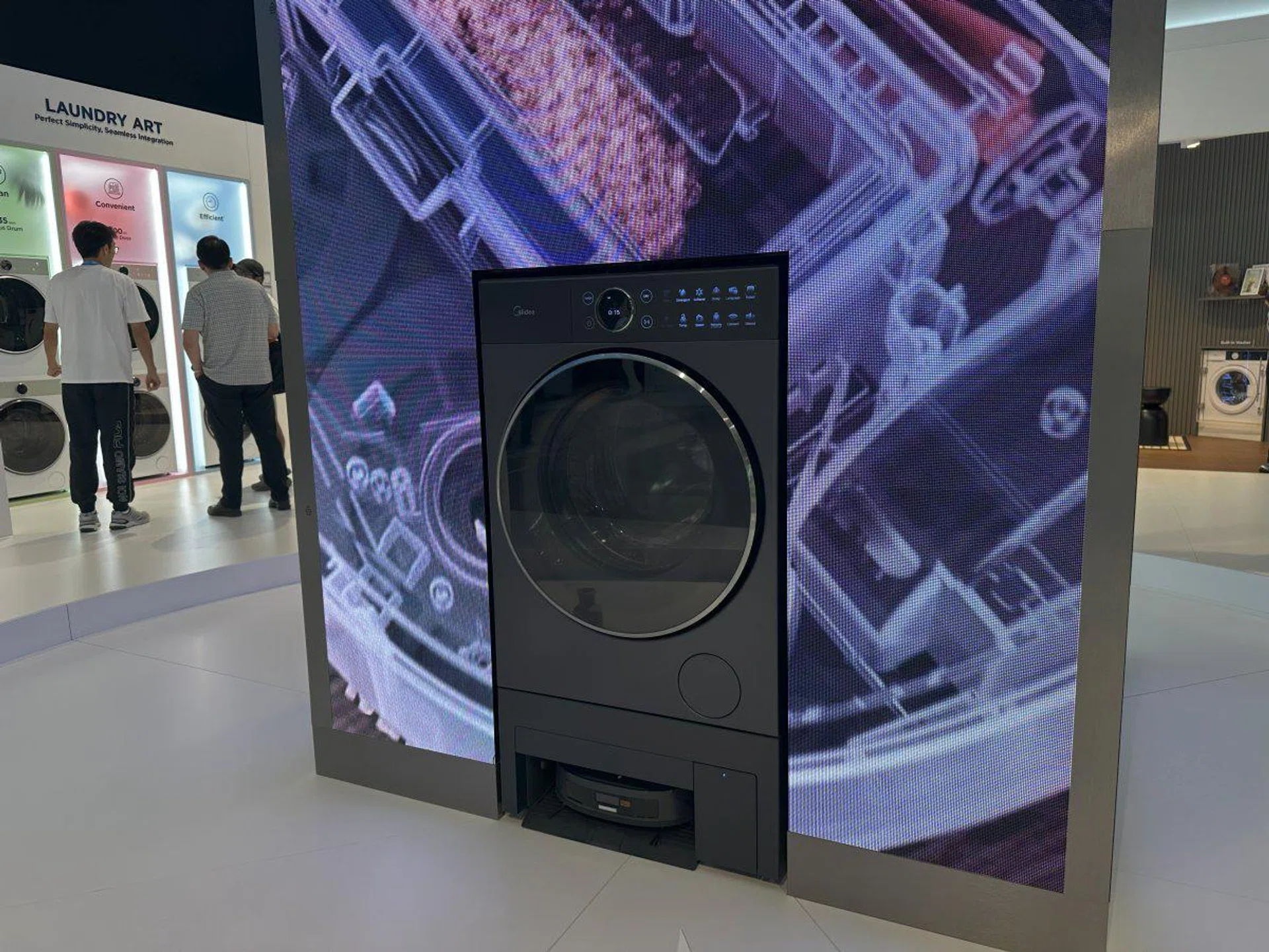 Midea 4-in-1 Washer, Dryer, Vacuum and Mop. Photo: HWZ
