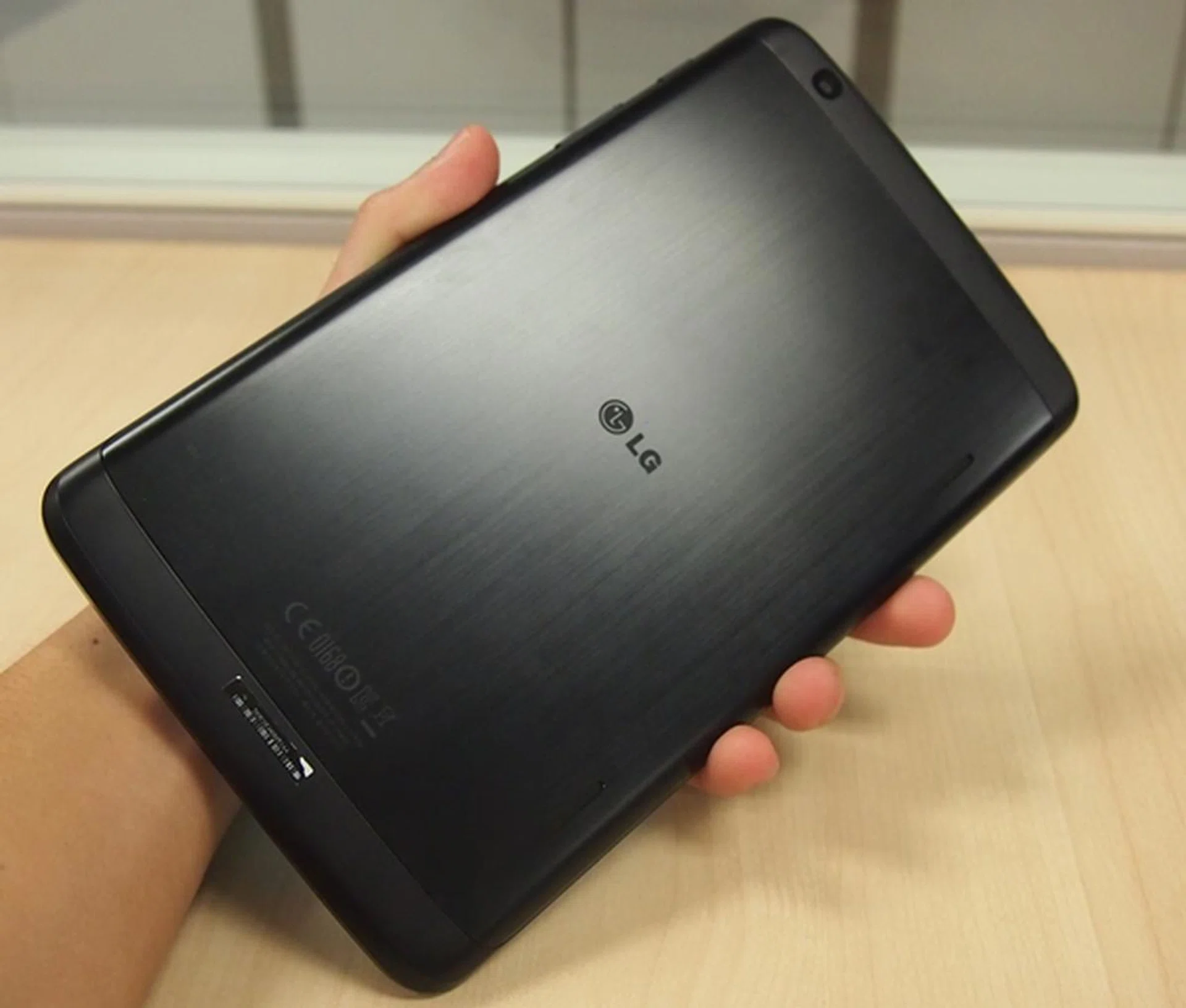 The LG G Tablet 8.3 is one of the better built Android tablets we've handled so far and we really like its brushed metallic rear.