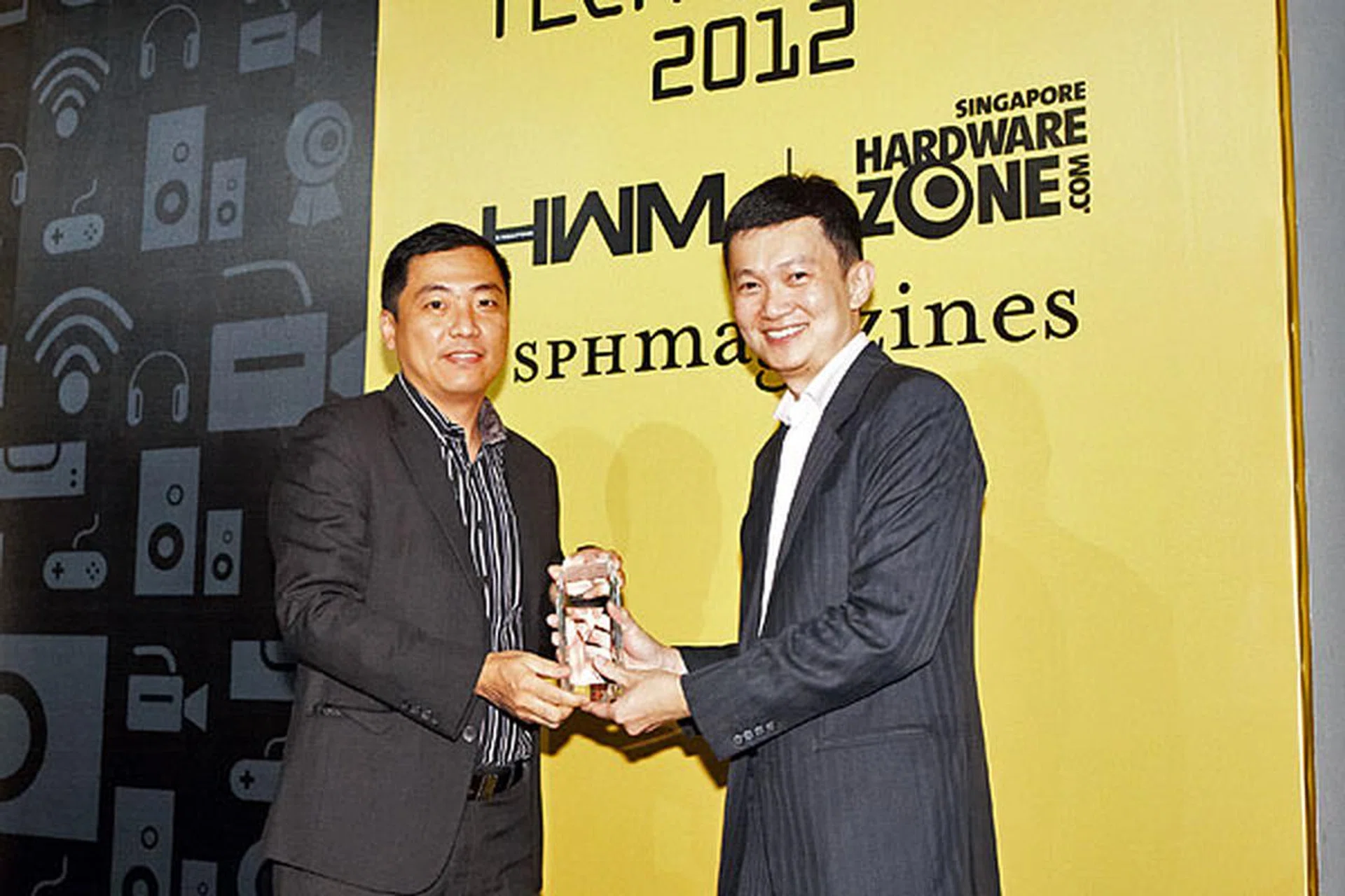 The Reader's Choice award for Best Business Notebook Brand went to Lenovo. On stage was Mr. Lee Chown How, Country General Manager for Lenovo Singapore.