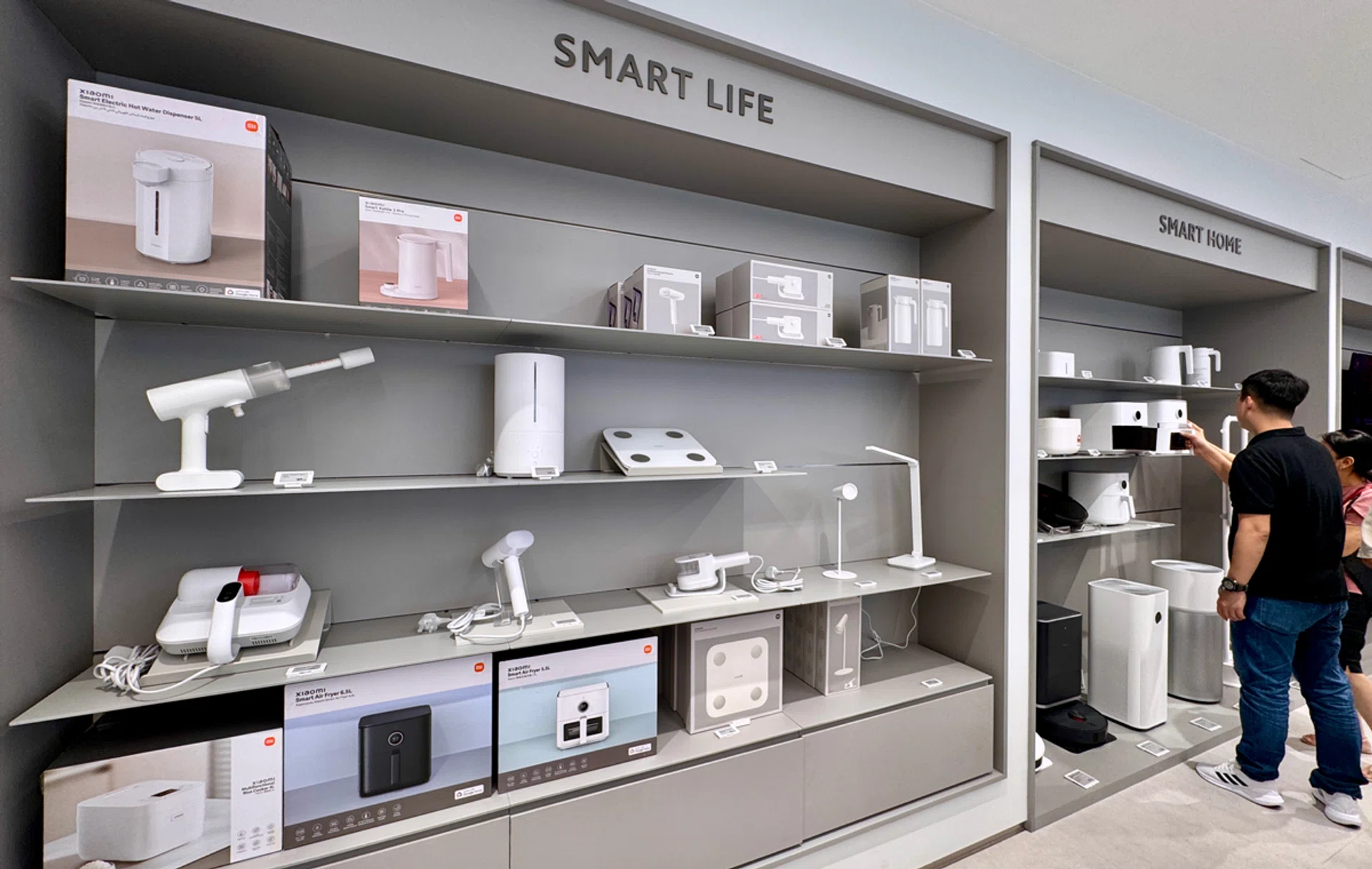 We've tried several on-shelf display products to verify that users can try out Xiaomi goods before purchase. We were this close to being an in-store nuisance. Photo: HWZ.