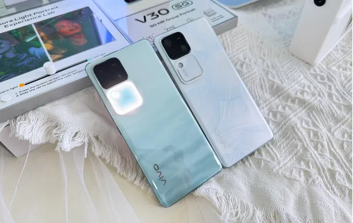 Side by side comparison of the Vivo V30, with its selfie light powered on (left) versus off (right).