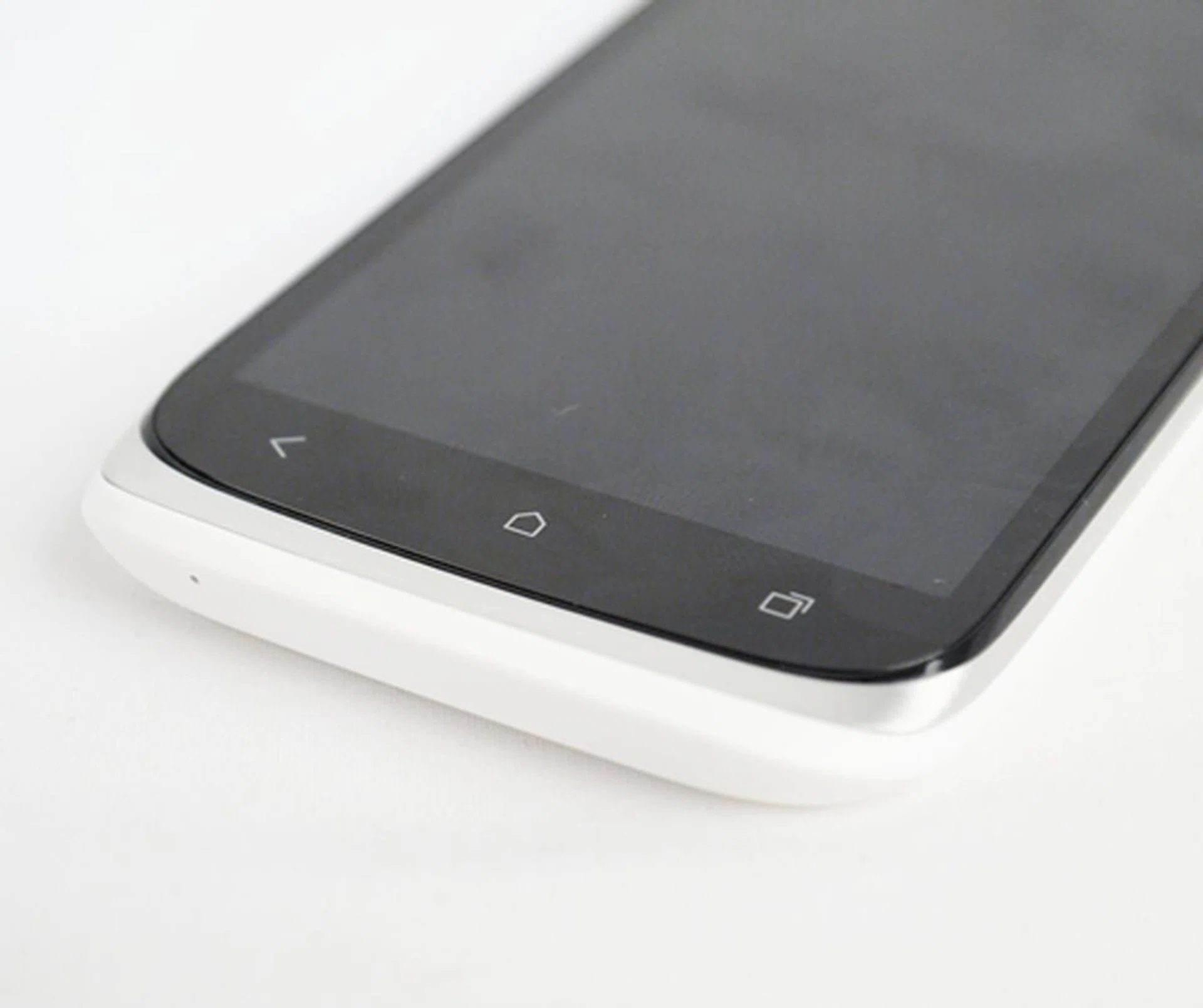 As with the Android 4.0 based HTC One series, the Desire V has three touch buttons (back, home, multitasking).