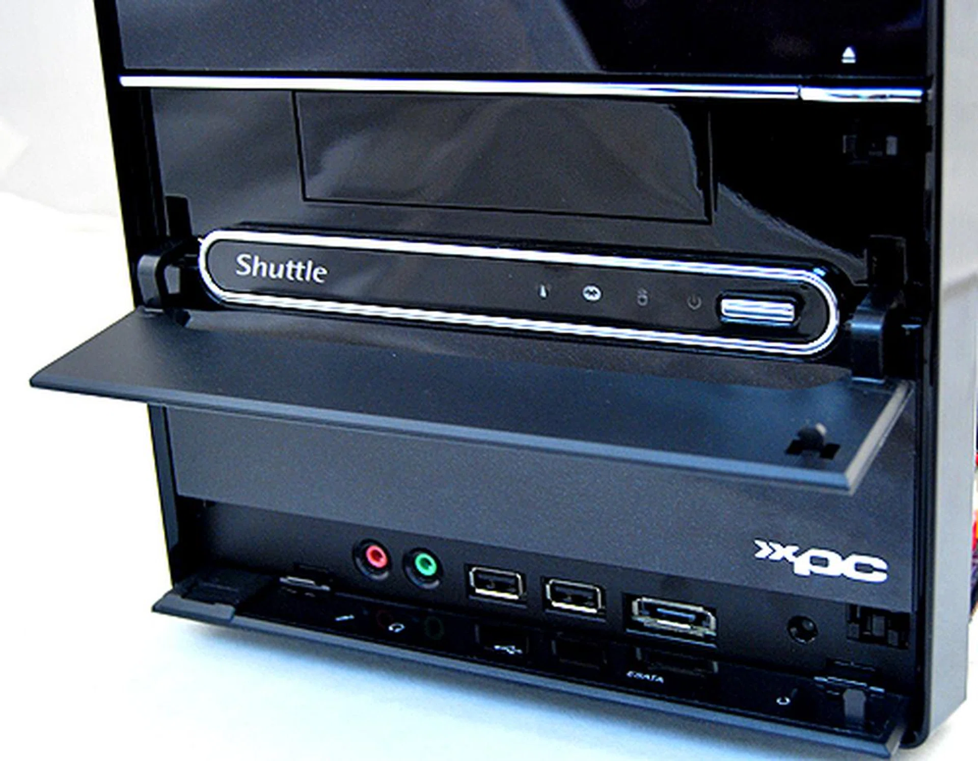 There's space for a 5.25-inch optical drive, while the middle bay can be used either for a 3.5-inch hard disk or a floppy disk drive. At the bottom of the front panel are your audio jacks, USB and eSATA ports.