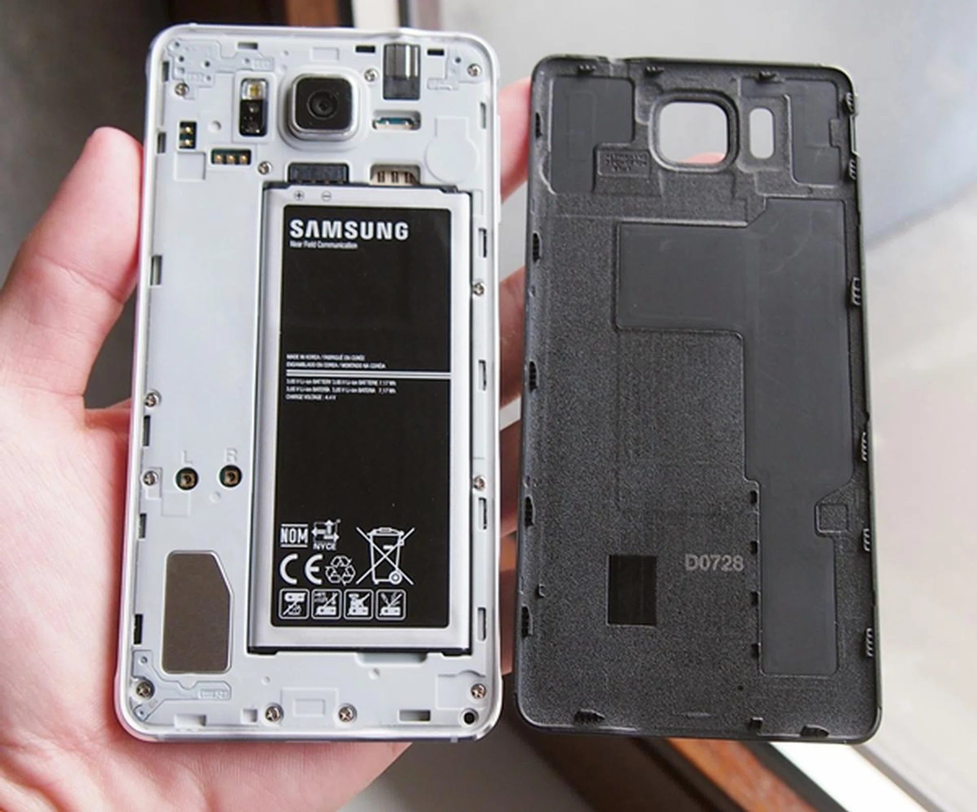 The Samsung Galaxy Alpha uses a nano-SIM card slot and is powered by a rather small 1,860mAh battery.