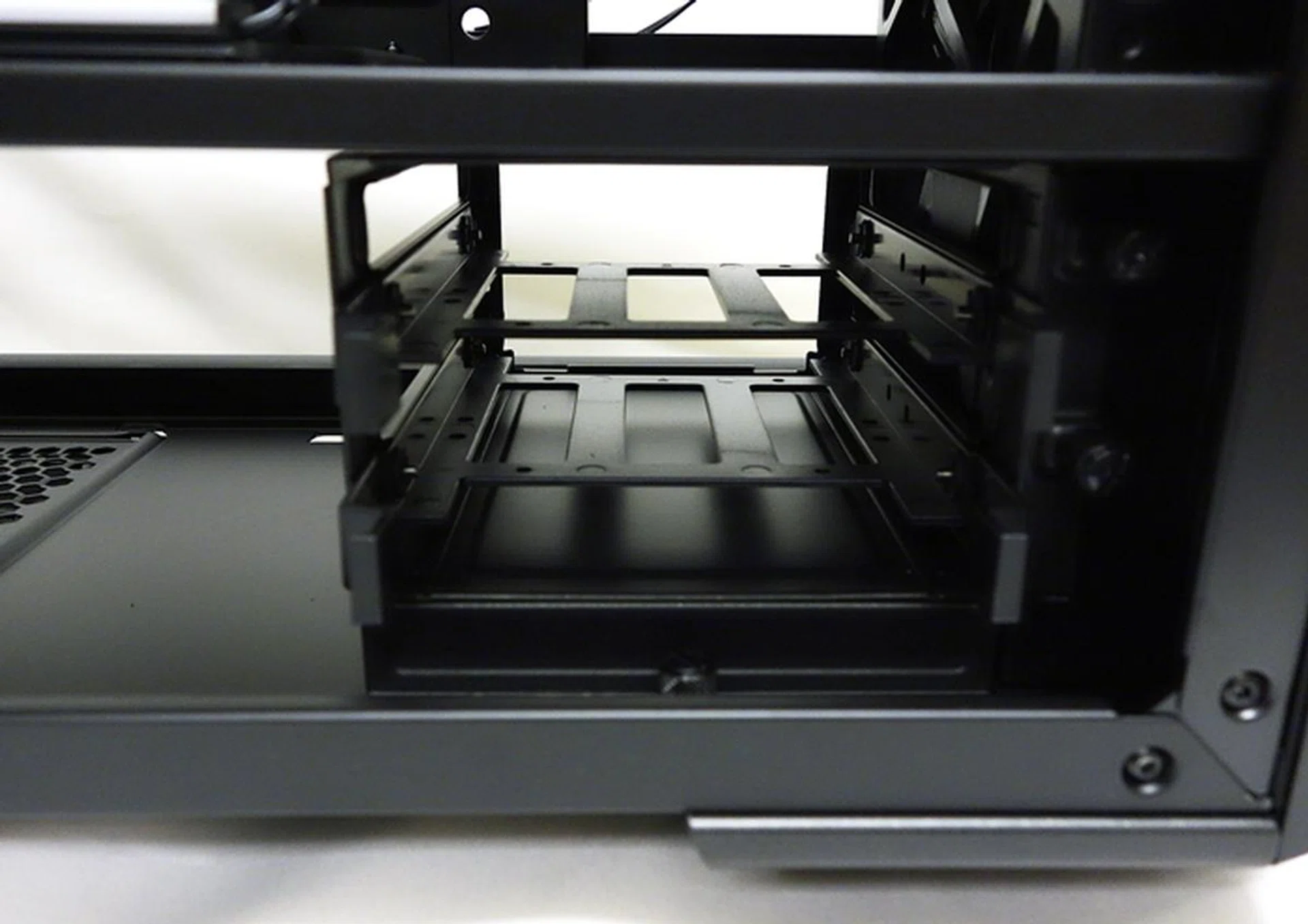 This is the removable HDD cage that can accomodate both 2.5- and 3.5-inch drives.