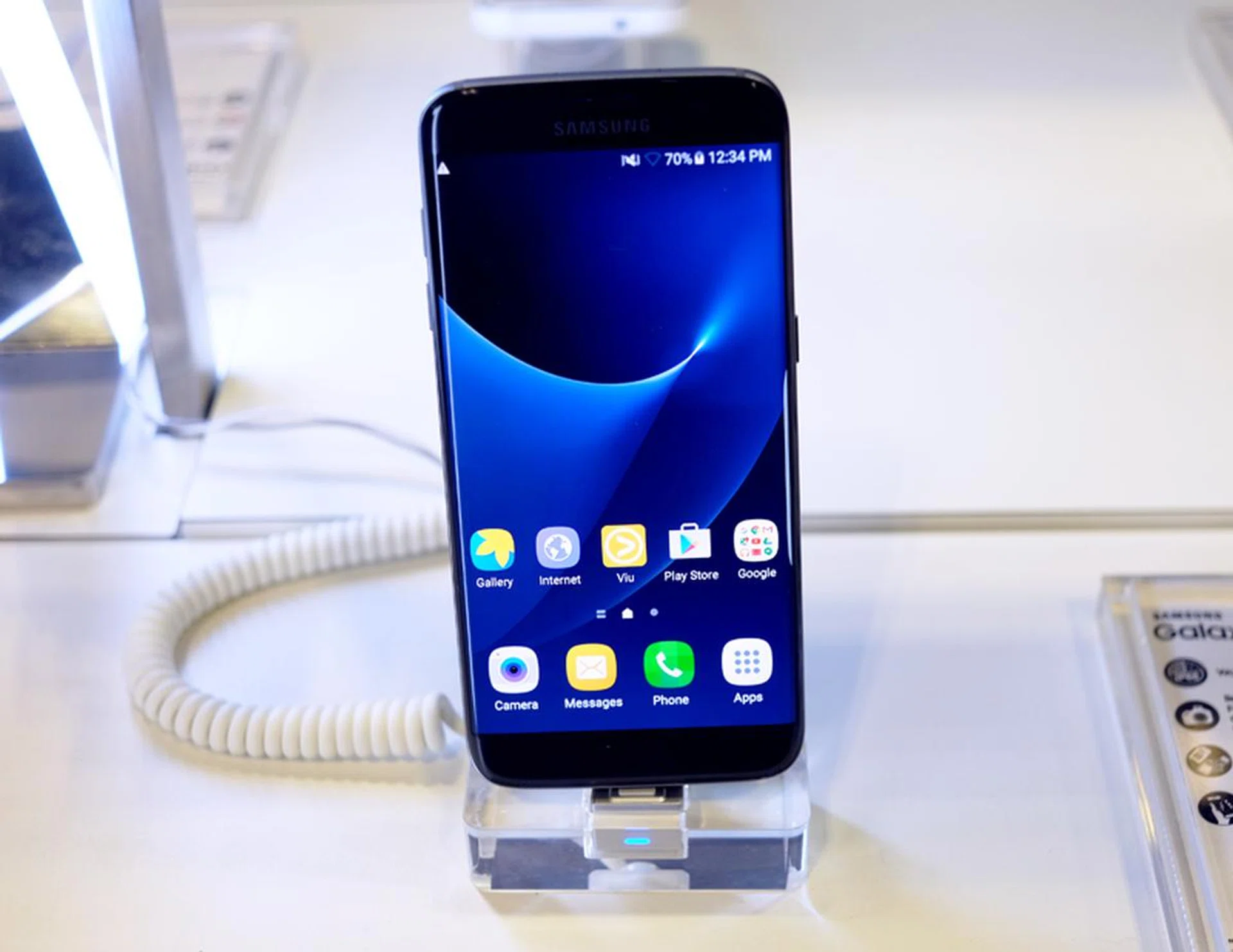 Samsung's newest flagship smartphone sees the return of expandable storage (up to 200GB) and IP68 dust and water resistance. The phone also boasts a 5.5-inch, Quad-HD Super AMOLED always-on display and is powered by Samsung's Exynos 8890 octa-core processor. Get one at CEE for S$1,098 and get a free 64GB microSD card (worth S$32)!