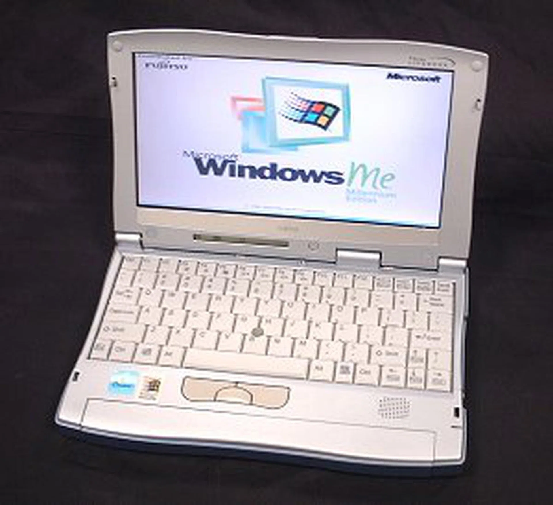 The Fujitsu LifeBook P-1000 weighed in at just 980g! Light, and pretty!