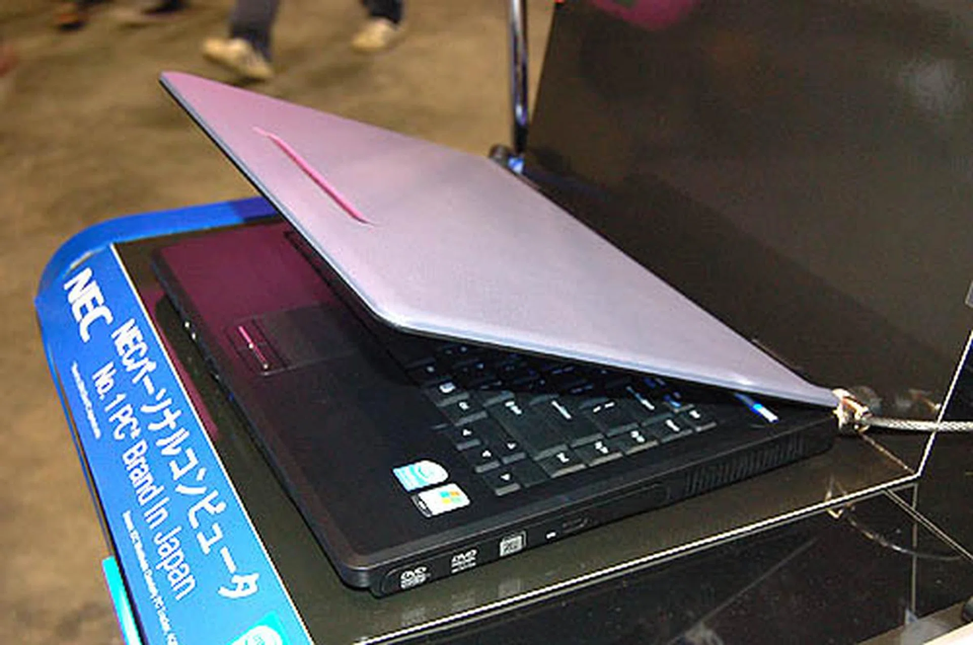  Another view of the NEC VERSA L2100 1601DRC. The top surface of this notebook has a unique texture that is resistant to scratches and at the same time stylish.  