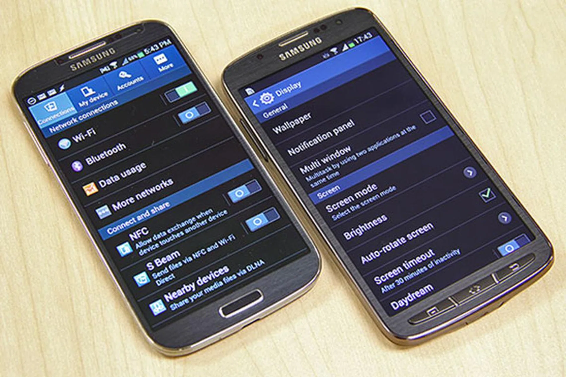 At first glance, the Samsung Galaxy S4 Active doesn't look any different than the Galaxy S4 proper.