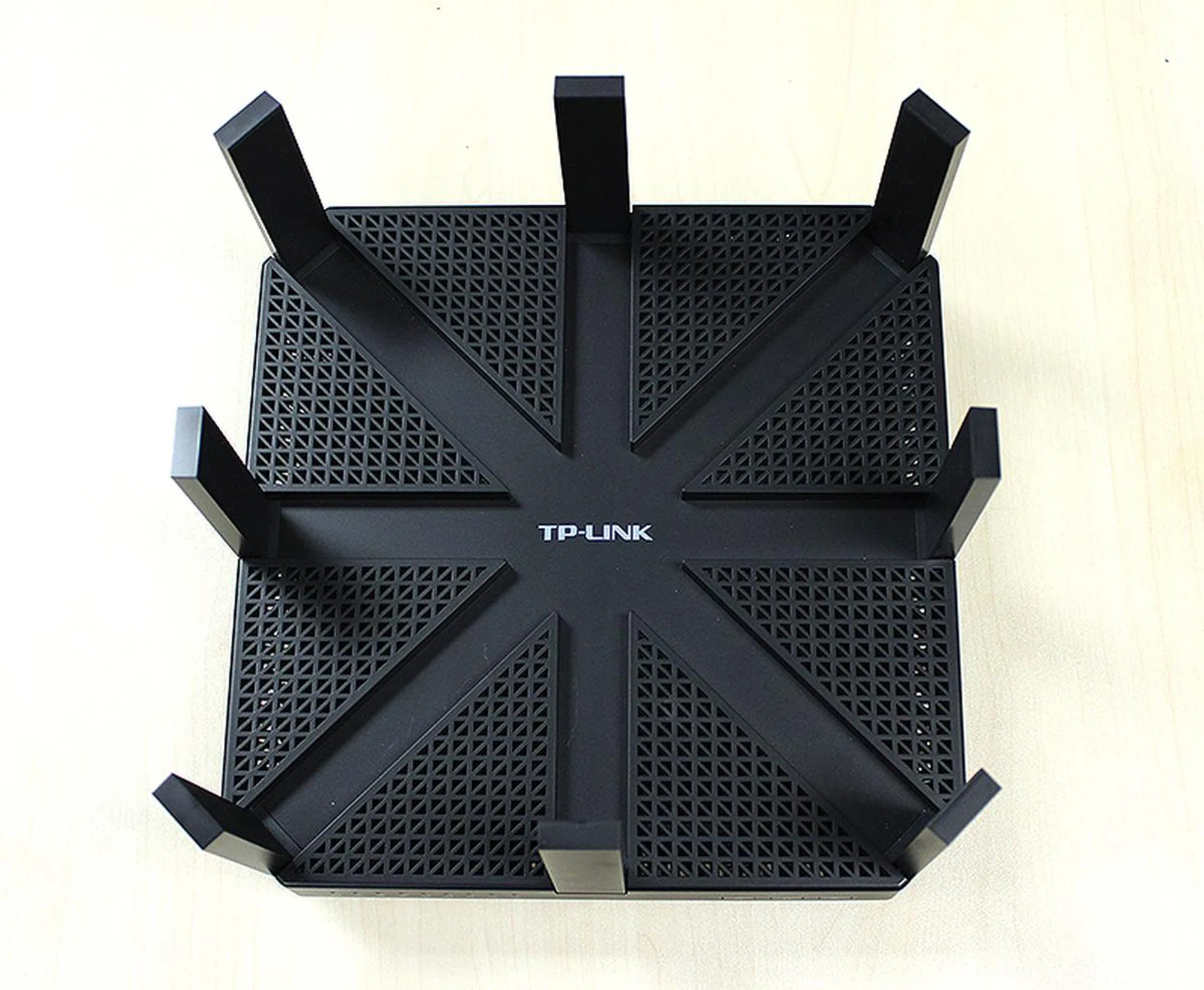 The TP-Link Archer C5400 features a very plain, but practical design that is pleasant on the eyes.