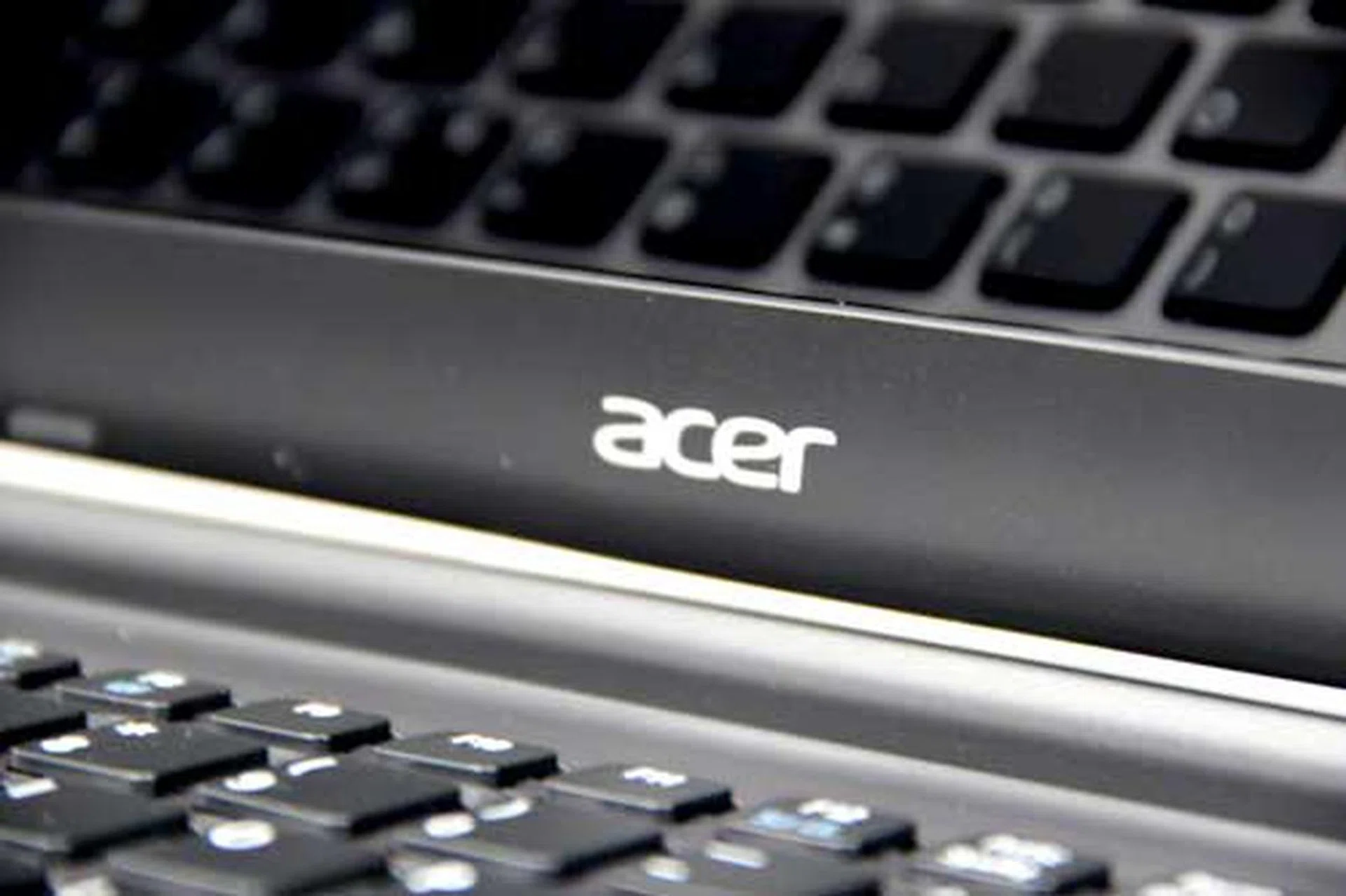 We hope that sometime down the road, Acer would give consumers the choice of swapping the low resolution screen with something that's higher in resolution and even a matte screen option. It is perhaps the only major handicap of the M3 notebook.