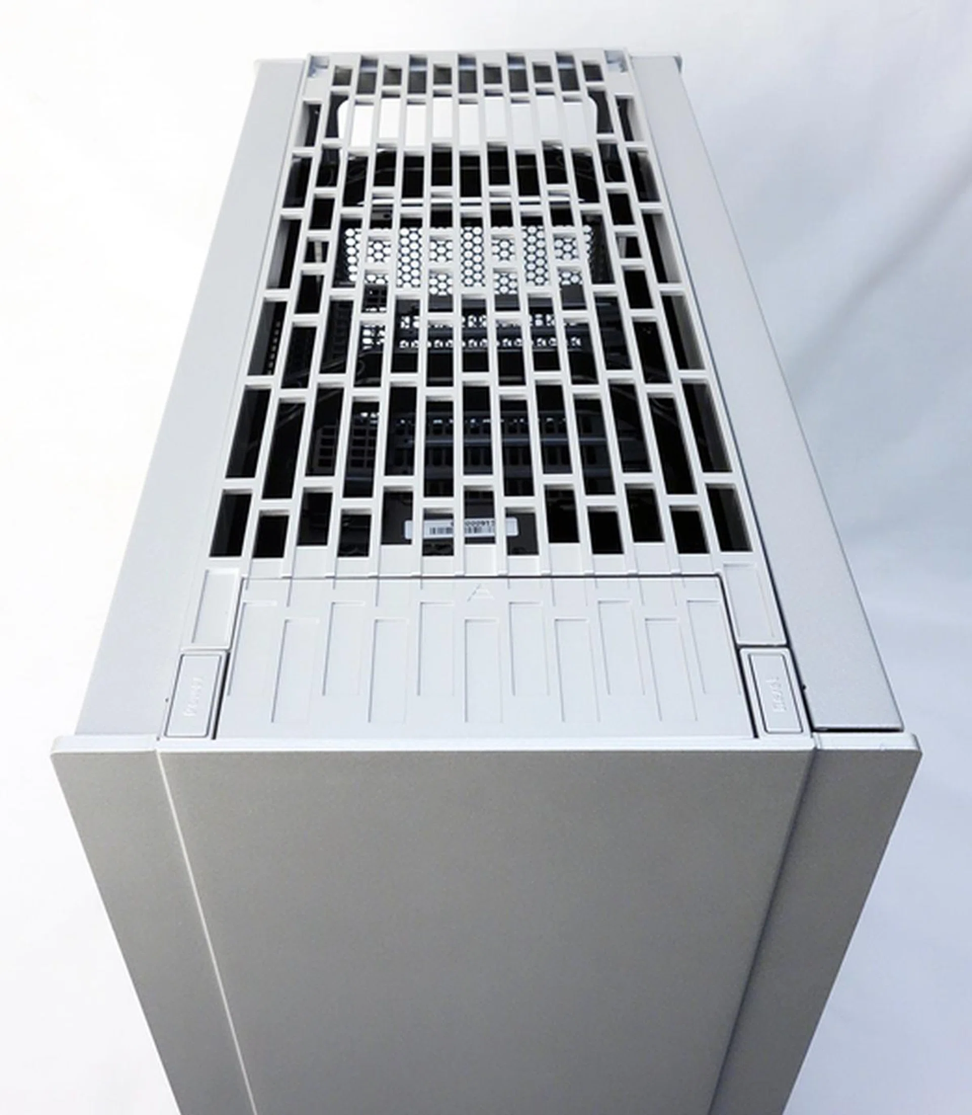 The top panel of the chassis is well-ventilated and it has a trapdoor-like cover that hides the I/O ports. 