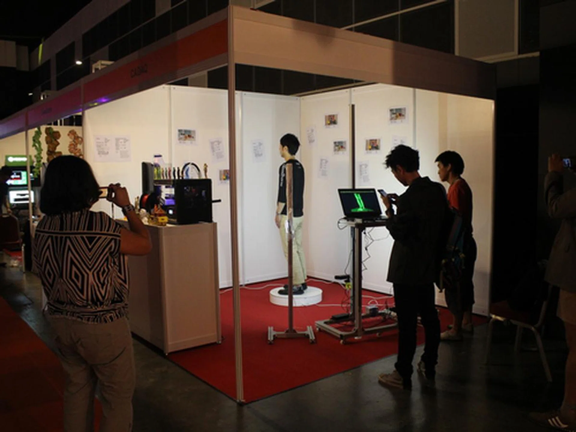 Cadaq had a 3D scanning booth, where you can scan yourself and get a small 3D printed copy.