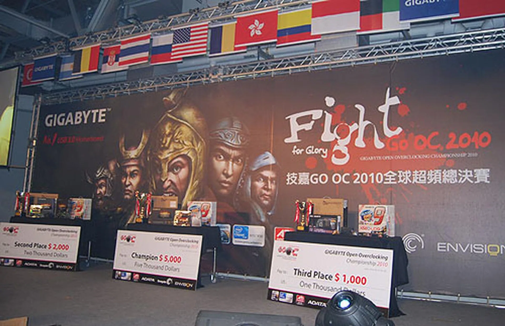 The stage was set, and many of those present waited in anticipation before the Taiwanese pop star emerged. Those Chinese words flashed on the giant screen is the running slogan for the N43SL, loosely translated as "in pursuit of excellence" if you trust our shoddy Mandarin that is.