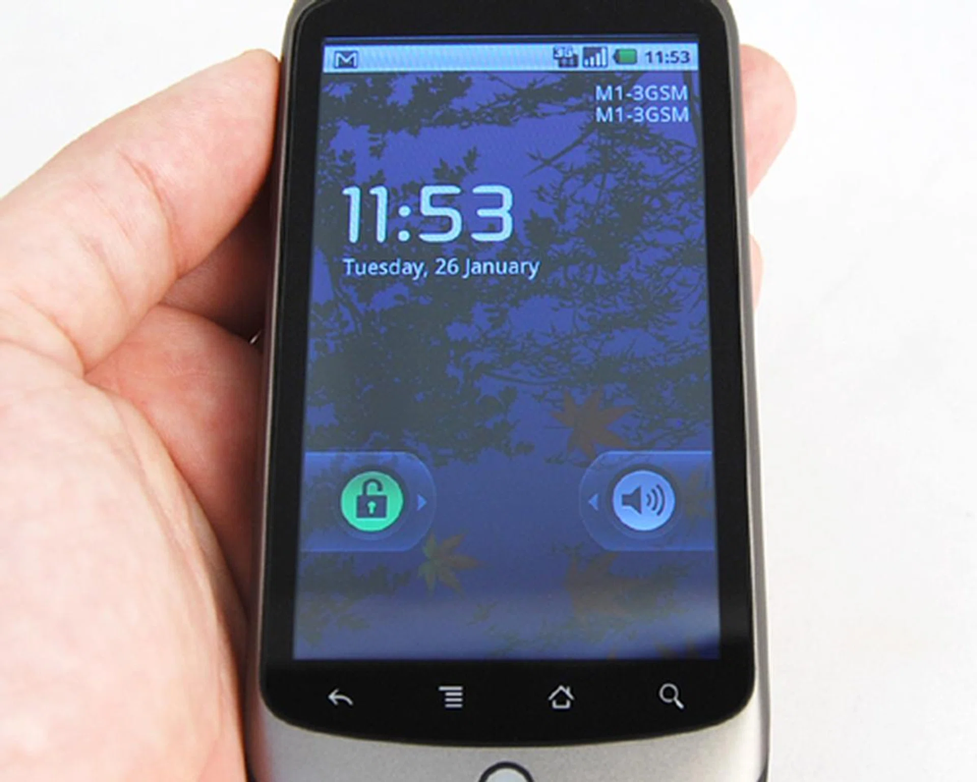 A new Android and a new standby screen. Swipe towards the right, and you'll unlock it. Swipe left, and the phone will be put to Silent mode.