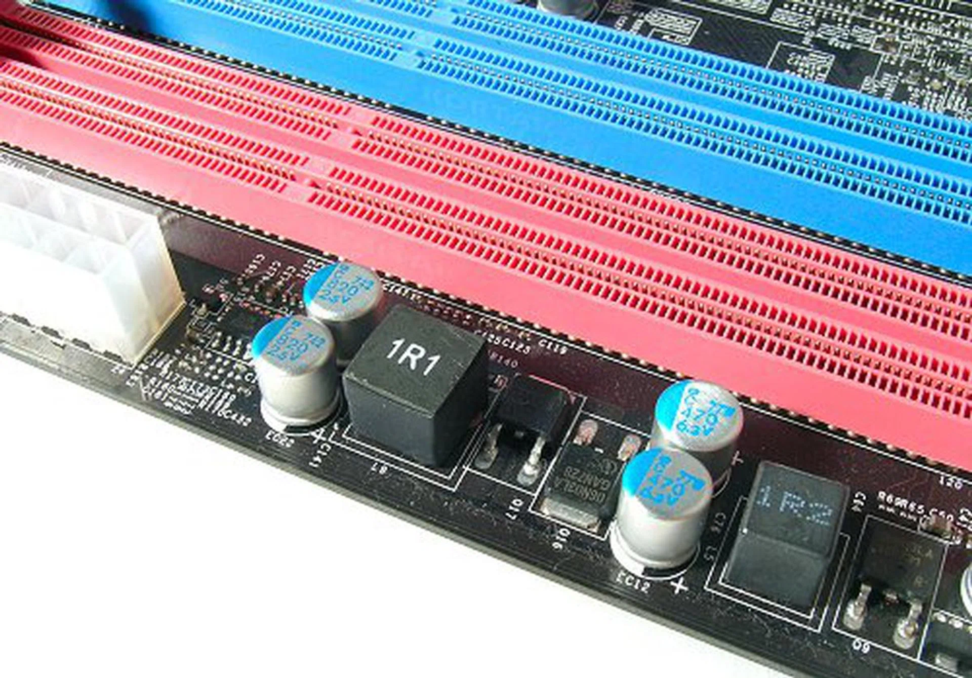 2-phase DIMM power supply on the X38 Diamond. Also note that there are only four DIMM slots on the retail model, unlike our preview engineering sample that came with six.