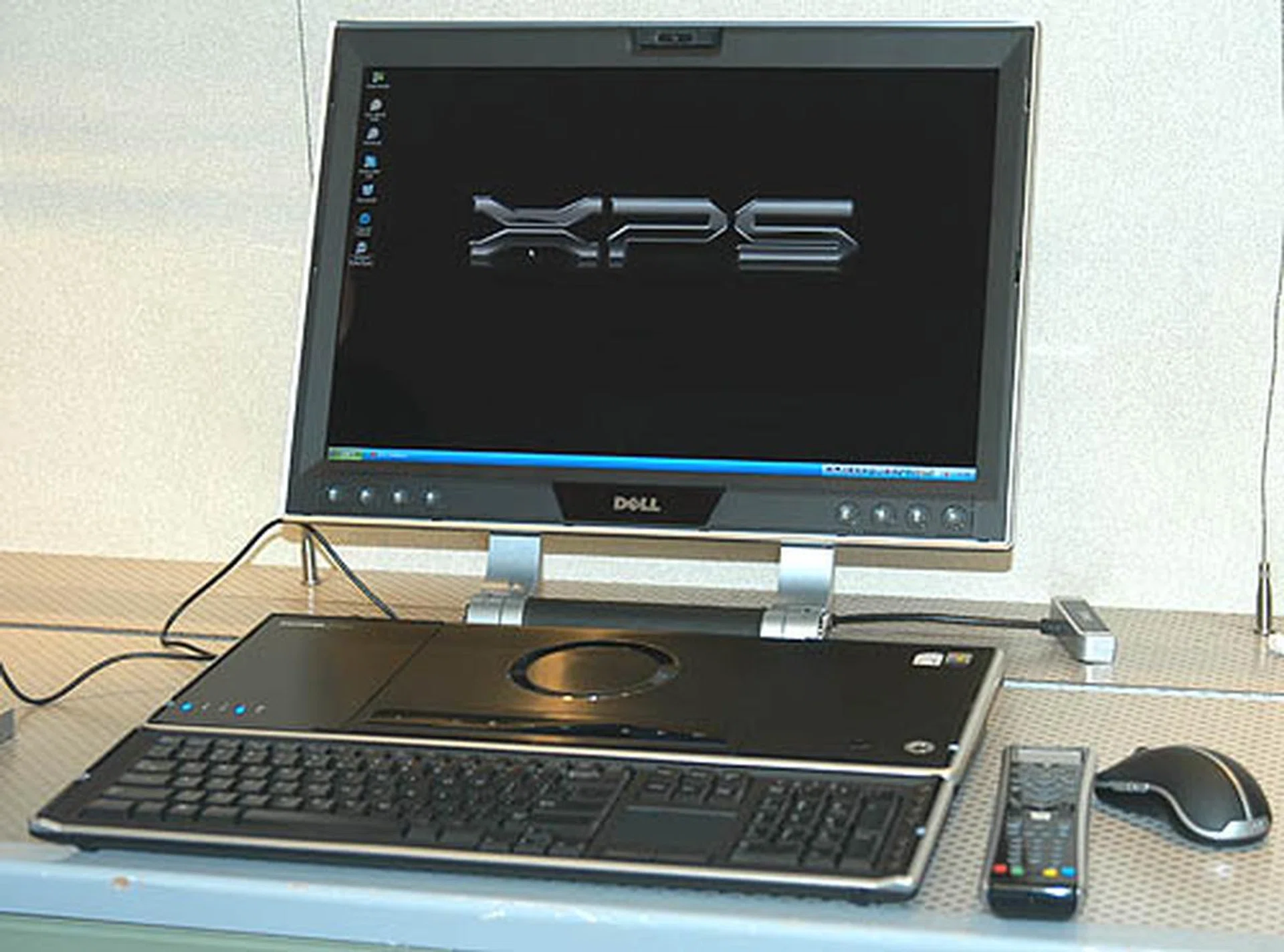 The Dell XPS M2010 sports an impressive and attractive design.