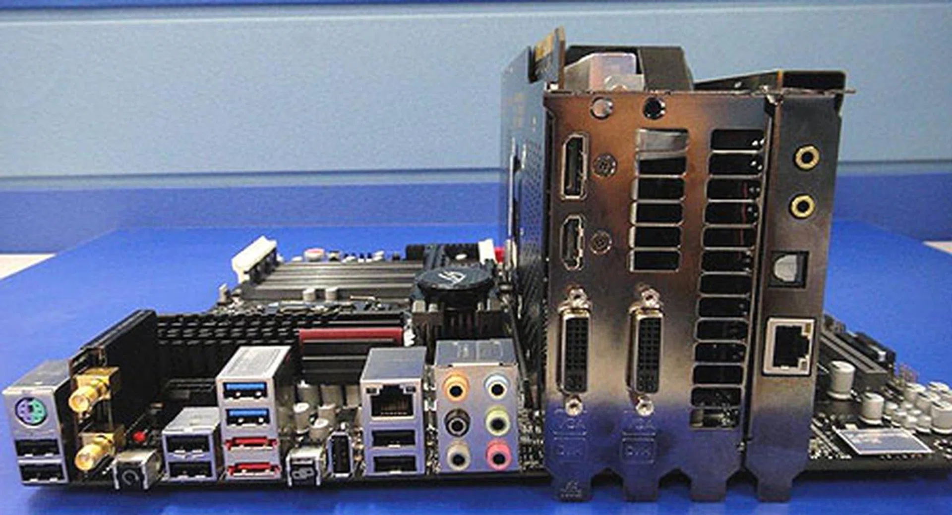 From the ROG Connect USB dedicated port and button to the BIOS reset button, the rear ports are recognizably that of a ROG board.