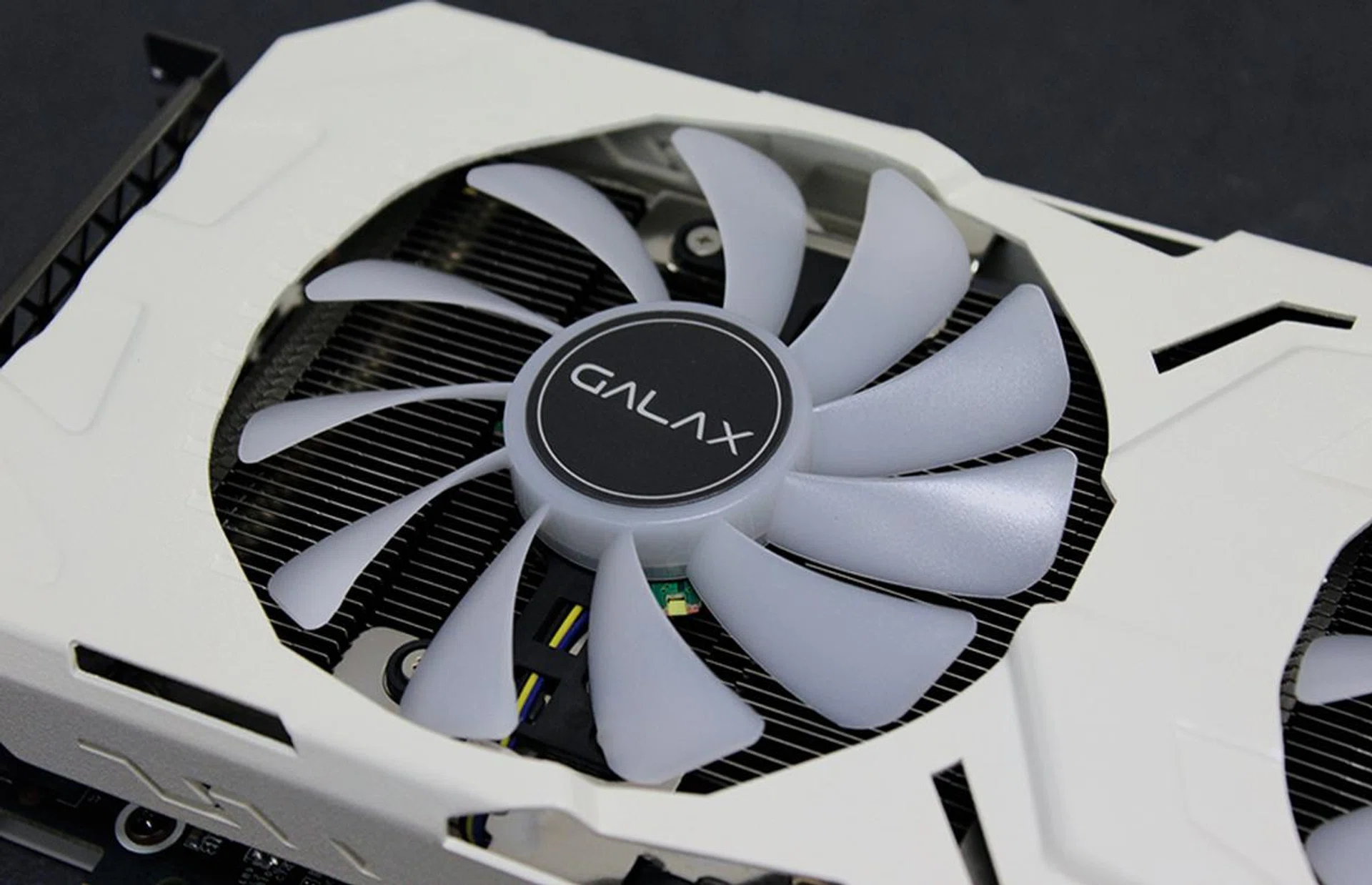 Large 100mm fans blow cool air across the large heatsink.