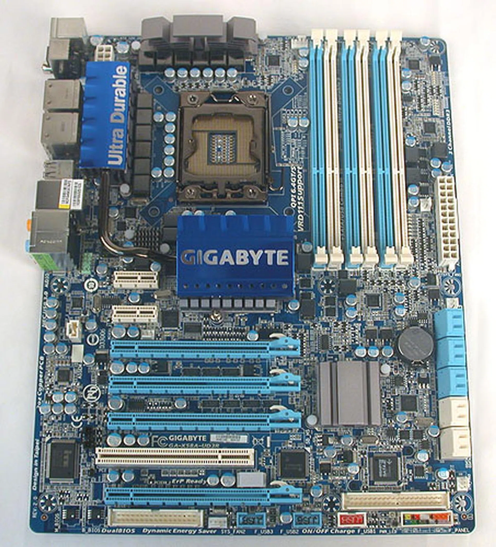 A very familiar layout and design from Gigabyte for its more mainstream take on the Intel X58. There's still no ditching the IDE connector however, while Gigabyte has again supplemented the SATA ports with even more. 