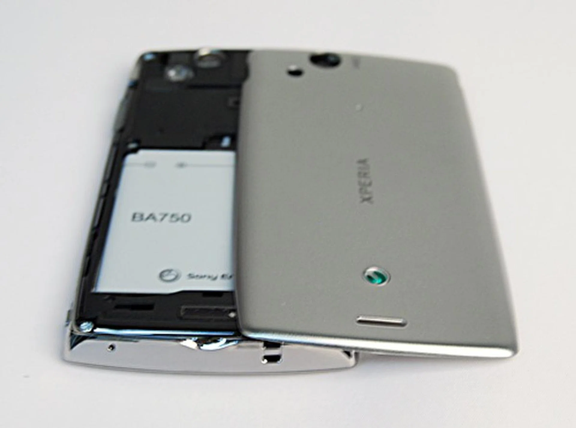 The groove at the bottom makes for easy removal of the back cover. However a word of caution: do use less force as the cover is relatively fragile.