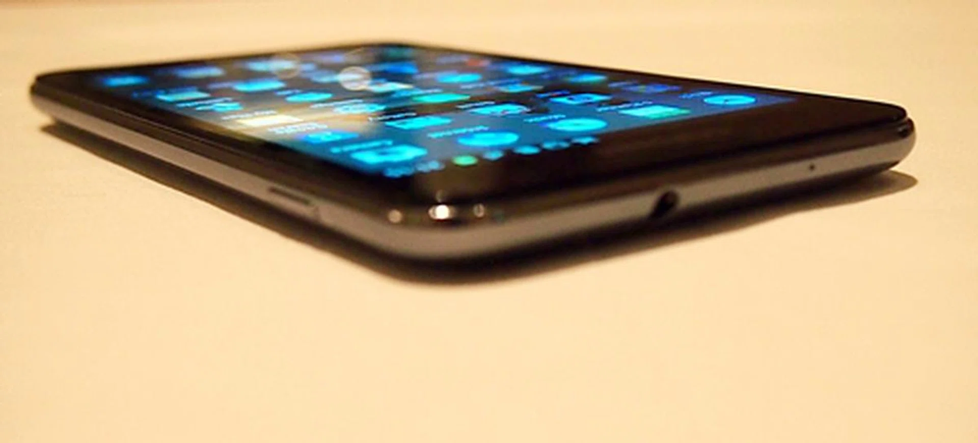 The round edges of the Samsung Galaxy Note helps in having a better handling of the massive device.