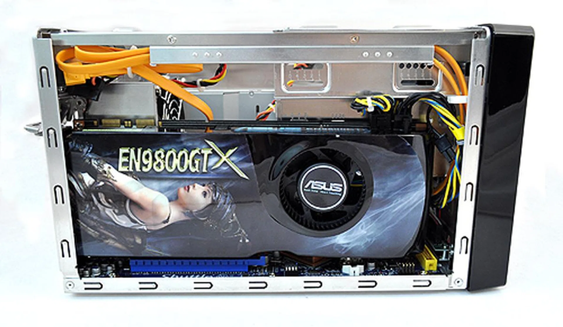 On the other side, we can see that installing a high-end graphics card takes up nearly all the space that is available. It was also very difficult for us to connect the PCIe power connectors.