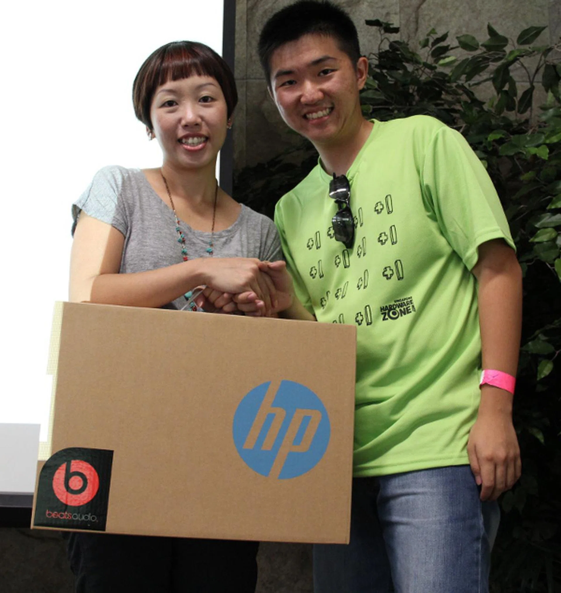 Ms. Lynn Yong, HP's Marketing Manager, here with the fifth prize winner. He won a HP Split x2 tablet notebook, which has a 2-in-1 design that goes from a notebook to a portable tablet in an instant.