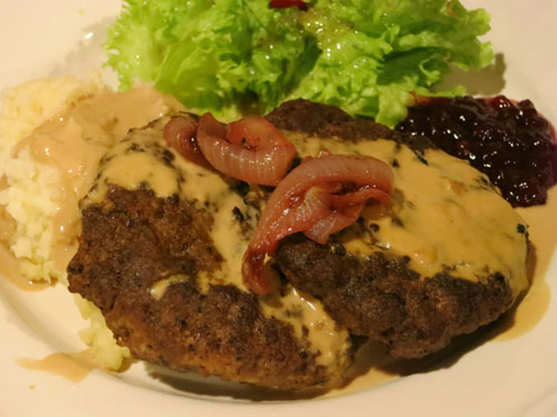 f/4.5 at 70mm (35mm equivalent), 1/15 sec, ISO1600.