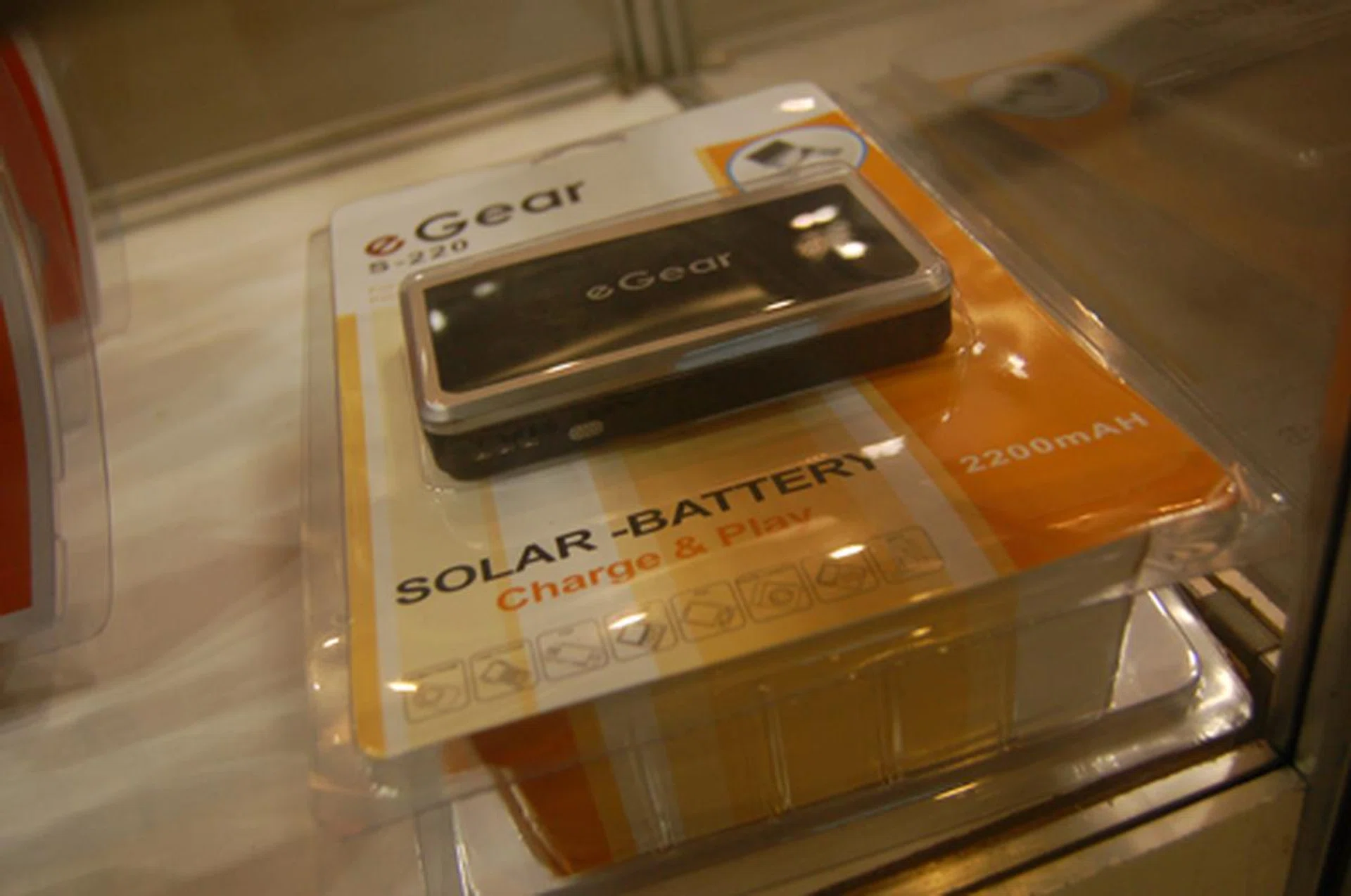  This battery is solar powered, which means that you can charge it anywhere. Being light and portable, the Solar battery S-220 from eGear is starting at an introductory price of $199. Perfect for smart phones, iPod, Mp4 players, digital cameras, among others.  