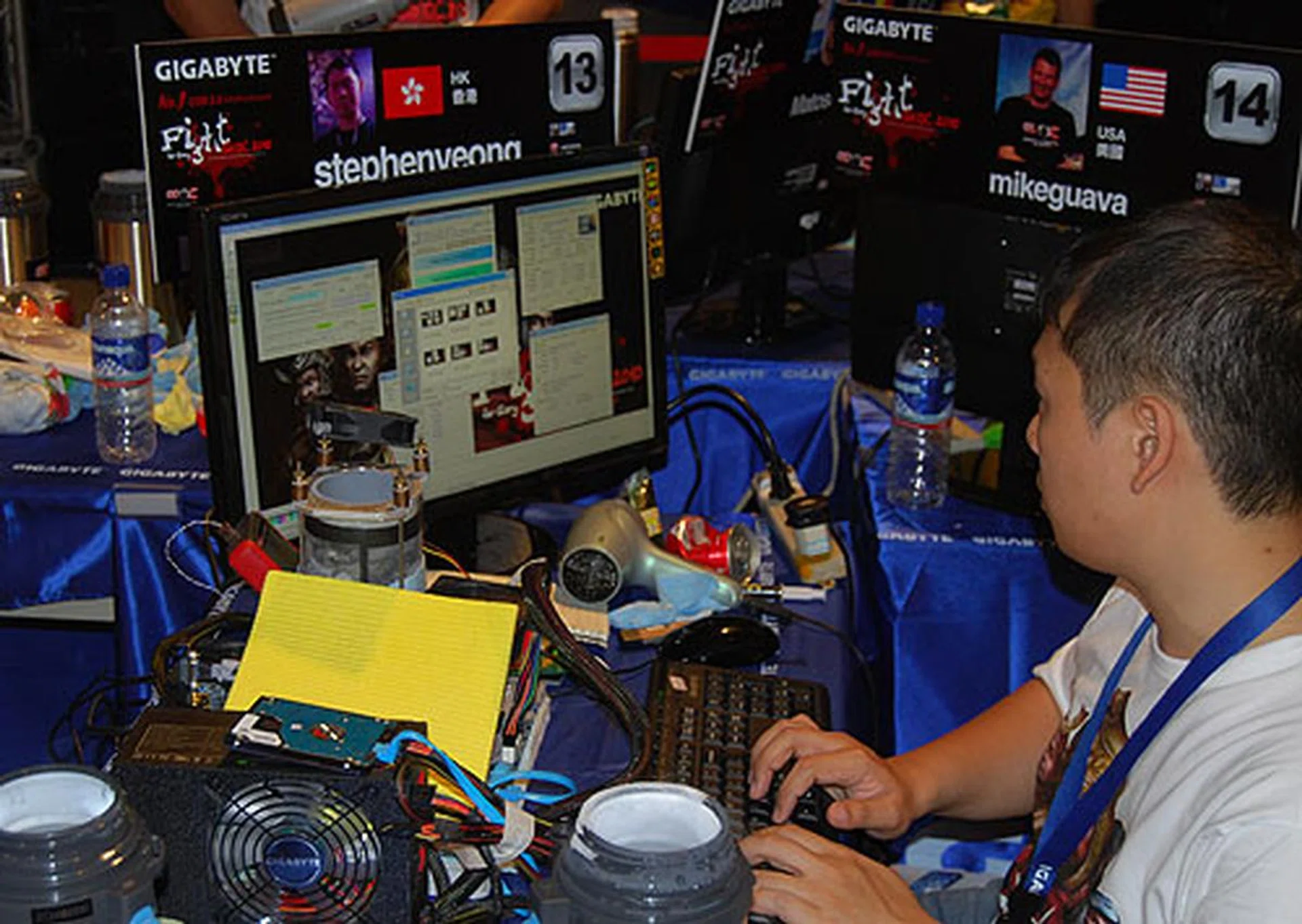 With time running out, HK's stephenyeong is feverishly trying to finish one last benchmark - MAXXMEM, He currently has failed to score any points here but a decent score could upset the long running leader Matose.