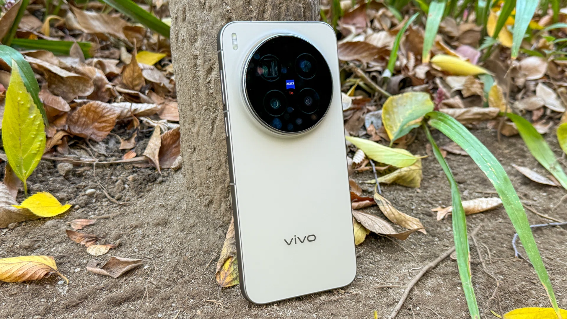 Vivo X300 Pro in Dune Brown.