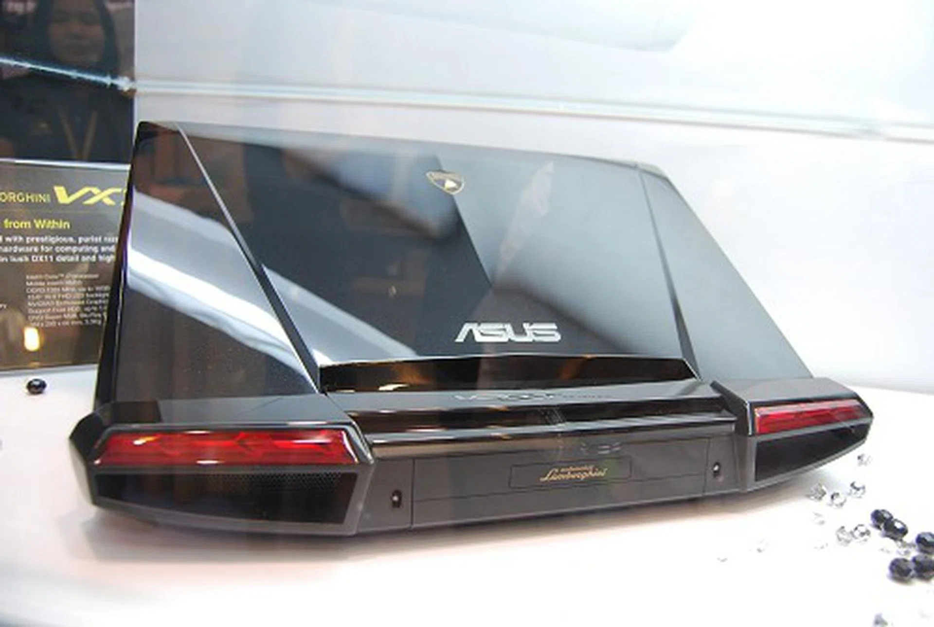 Let's start off with the extremely sexy and macho looking ASUS-Lamborghini VX7. It's a drop-dead gorgeous replica of the actual car's rear and hood - what more can a petrol-head ask for? Intel Core i7, Intel HM55 chipset, DDR3-1333MHz, 15.6-inch widescreen full HD panel, DVD+Blu-ray combo drive and weighs 3.3kg.